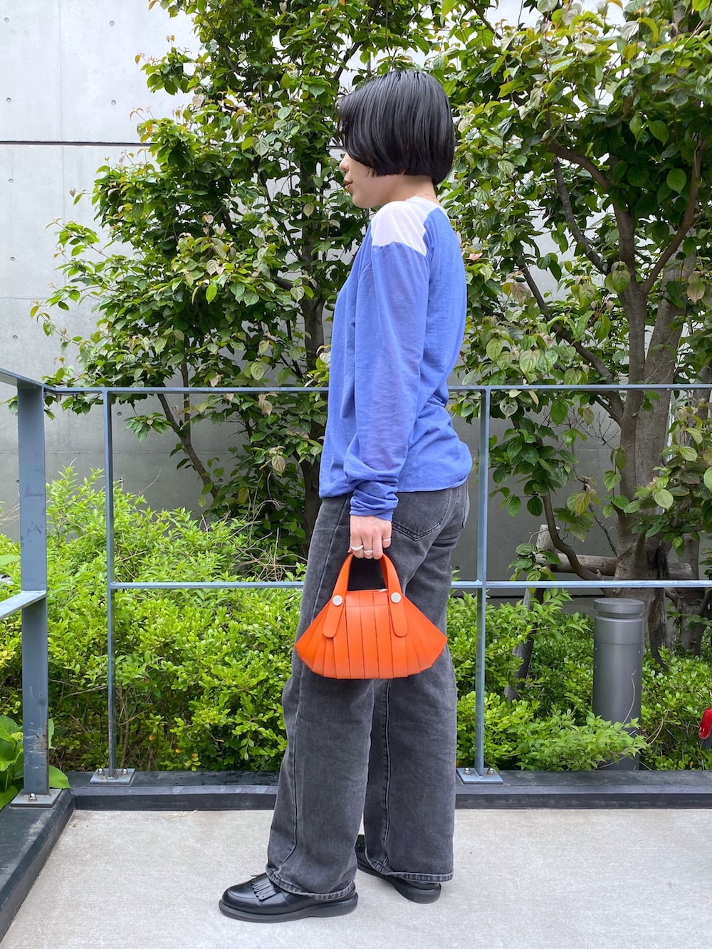 「ヒロコハヤシ、HIROKO HAYASHI、HIROKOHAYASHI、カジュアル、カジュアルコーデ、カジュアルスタイル、2way、2WAYﾊﾞｯｸﾞ、2waybag、シアートップス、お出かけコーデ、デニム」｜「HIROKO HAYASHIのOSSO VIVO（オッソ ヴィーヴォ）2wayバッグ（ハンドバッグ、オレンジ系）」を使った、um_hhさん（レディース・161cm）の夏コーディネートの3枚目の写真