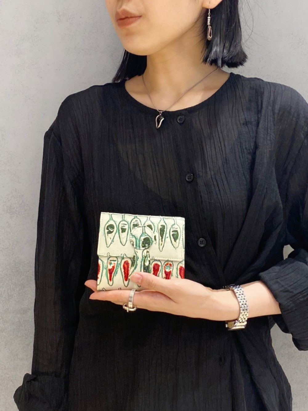「ヒロコハヤシ、HIROKOHAYASHI、HIROKO HAYASHI、ペペローネ、シンプルコーデ、お財布バッグ、カジュアルコーデ」｜「HIROKO HAYASHIのPEPELONE(ペペローネ)持ち手付き財布（財布、ベージュ系）」を使った、um_hhさん（レディース・161cm）の夏コーディネートの4枚目の写真