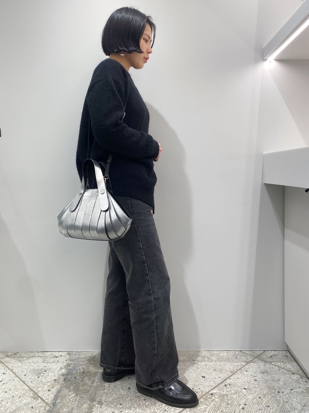 「HIROKO HAYASHI、ヒロコハヤシ、HIROKOHAYASHI、ハンドバッグ、レザーバッグ、ショルダーバッグ、2WAYﾊﾞｯｸﾞ、シルバーバッグ」｜「HIROKO HAYASHIのOSSO（オッソ）2Wayハンドバッグ（ハンドバッグ、シルバー系）」を使った、um_hhさん（レディース・161cm）の冬コーディネートの2枚目の写真