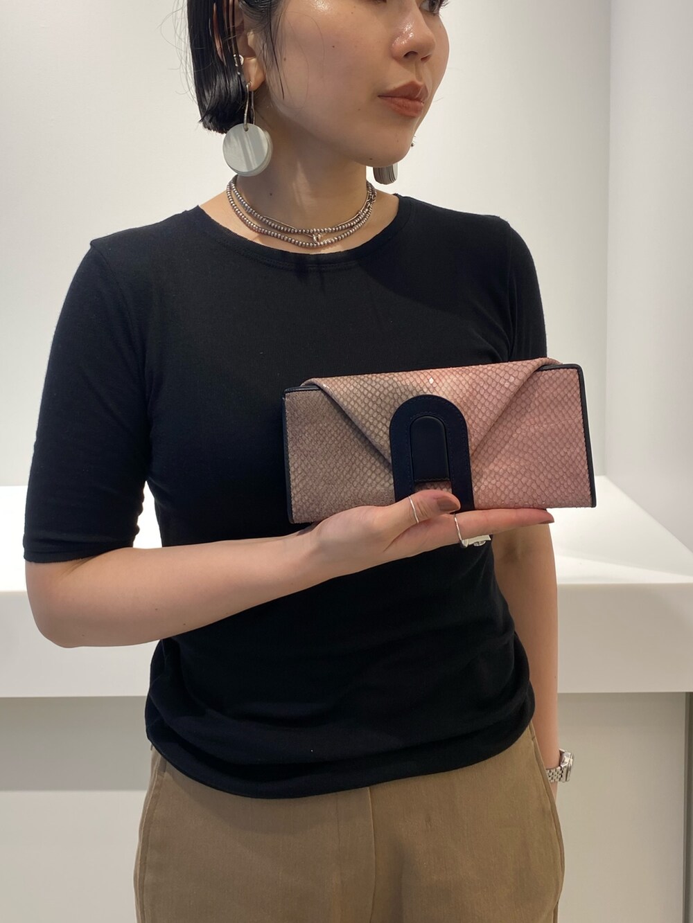 「ヒロコハヤシ、HIROKO HAYASHI、HIROKOHAYASHI、長財布、長財布ミニ、やぎ革、カジュアルコーデ」｜「HIROKO HAYASHIのMALVA（マルバ）長財布（財布、ピンク系）」を使った、um_hhさん（レディース・161cm）の秋コーディネートの3枚目の写真