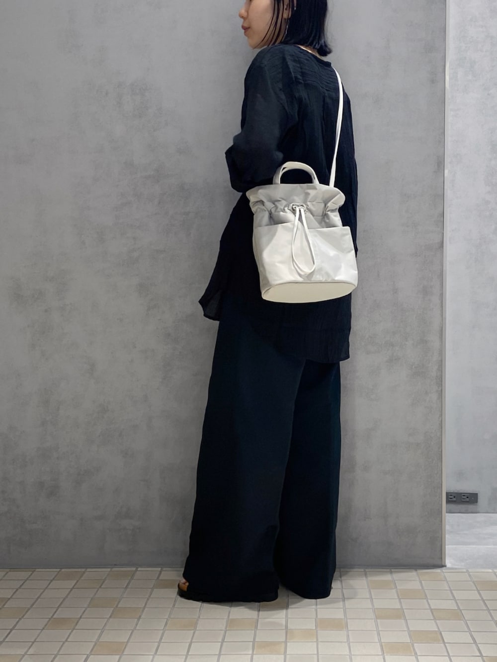 「ヒロコハヤシ、HIROKOHAYASHI、HIROKO HAYASHI、シンプルコーデ、ショルダーバッグ、2WAYﾊﾞｯｸﾞ、シンプル、シルバーアクセサリー」｜「HIROKO HAYASHIのFABRO（ファブロ）イヤーカフ（イヤリング、シルバー系）」を使った、um_hhさん（レディース・161cm）の夏コーディネートの3枚目の写真