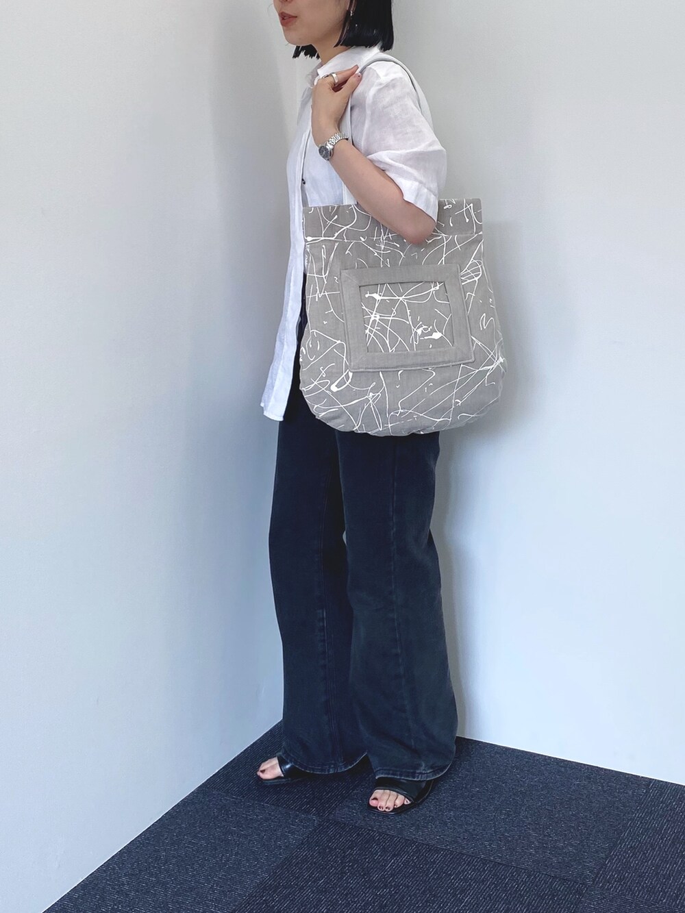 「ヒロコハヤシ、HIROKO HAYASHI、HIROKOHAYASHI、トートバッグ、休日スタイル、カジュアルコーデ、シンプルスタイル」｜「HIROKO HAYASHIのVERNICE（ベルニーチェ）トートバッグ（トートバッグ、ベージュ系）」を使った、um_hhさん（レディース・161cm）の夏コーディネートの2枚目の写真