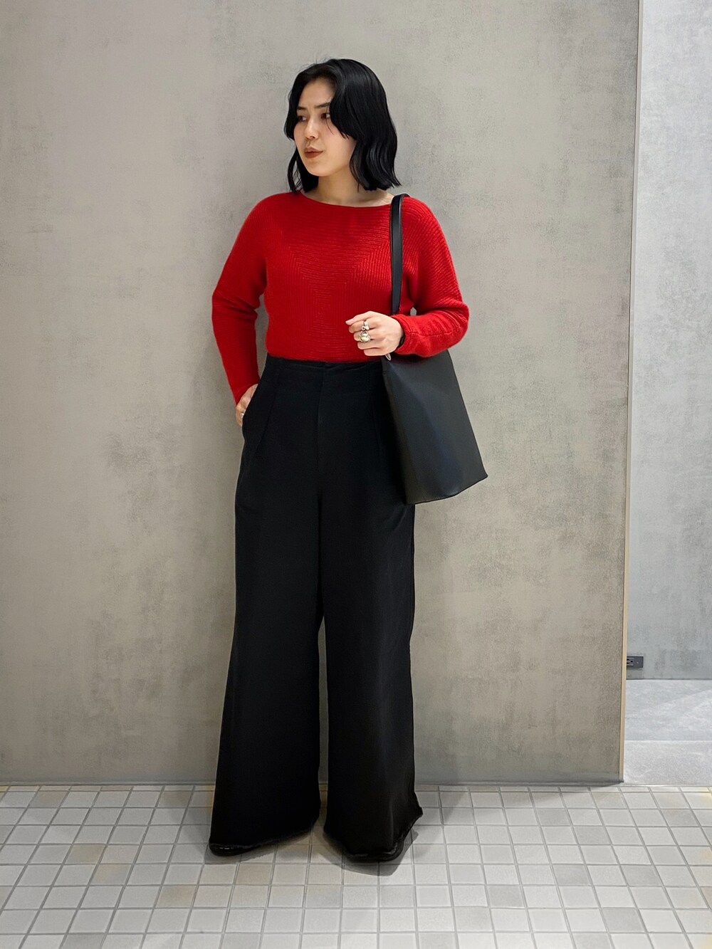 「ヒロコハヤシ、HIROKO HAYASHI、HIROKOHAYASHI、トートバッグ、ワイドパンツ、シルバーアクセサリー、赤ニット、レザーバッグ」｜「HIROKO HAYASHIのBARBERA（バルベーラ）トートバッグ（トートバッグ、ブラック系）」を使った、um_hhさん（レディース・161cm）の冬コーディネートの2枚目の写真