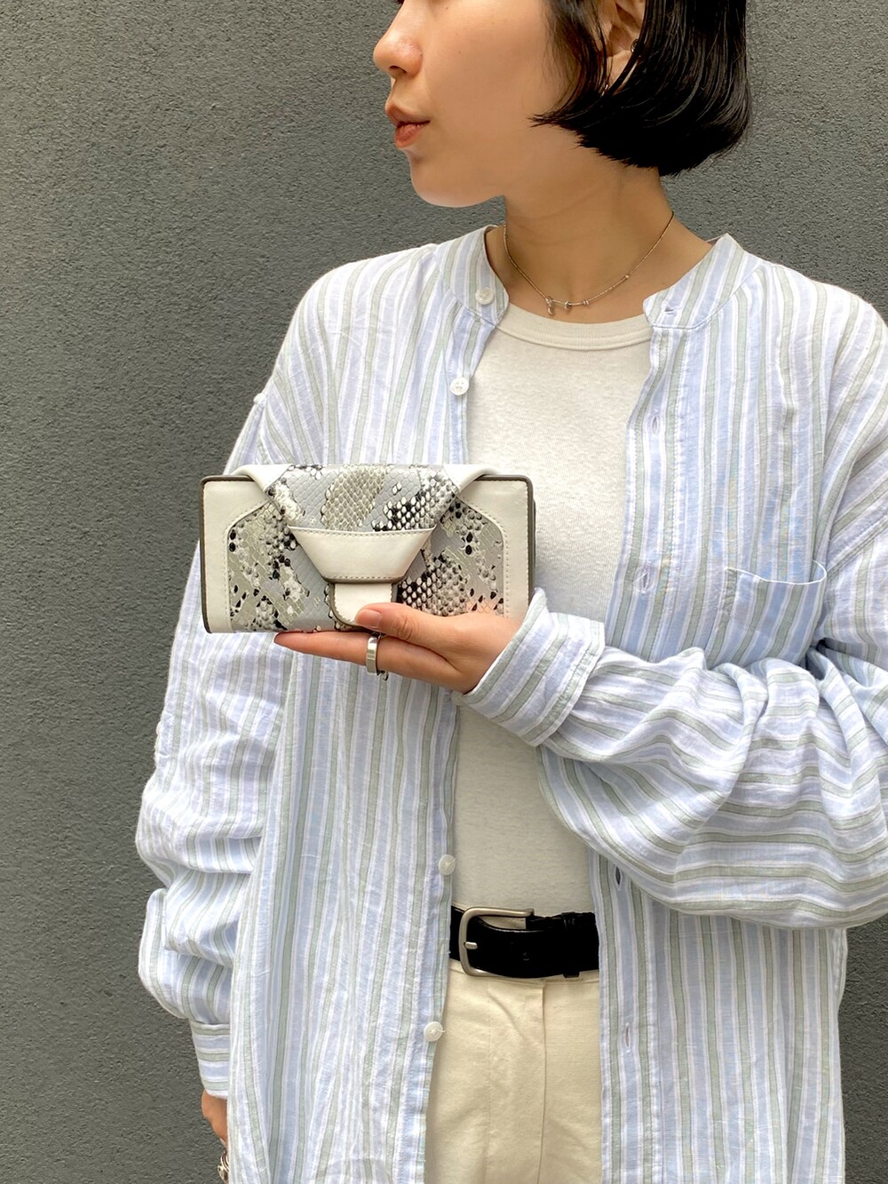 「ヒロコハヤシ、HIROKO HAYASHI、HIROKOHAYASHI、お財布、長財布ミニ、マルチ財布、ミニモ、レザー小物、ストライプシャツ、シンプルコーデ、シャツスタイル」｜「HIROKO HAYASHIのGOTICA（ゴティカ）長財布ミニ（財布、シルバー系）」を使った、um_hhさん（レディース・161cm）の夏コーディネートの2枚目の写真