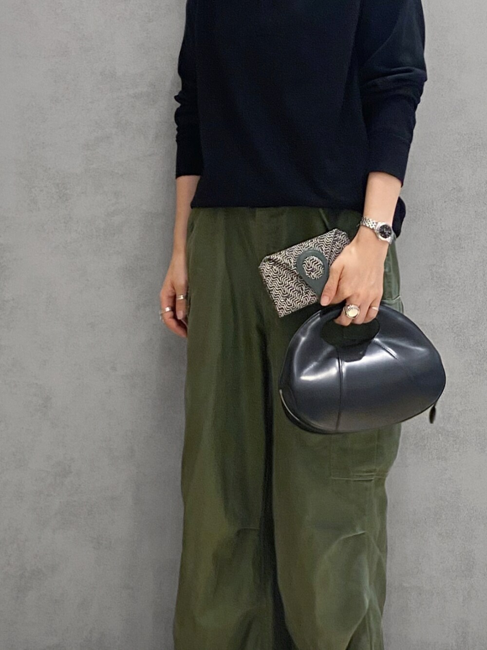 「ヒロコハヤシ、HIROKO HAYASHI、HIROKOHAYASHI、クロワッサンバッグ、LEO、パンツコーデ、レザーバッグ、カジュアルコーデ、シルバーアクセサリー、ミニモ」｜「HIROKO HAYASHIのアイテム（バッグ、ブラック系）」を使った、um_hhさん（レディース・161cm）の秋コーディネートの2枚目の写真