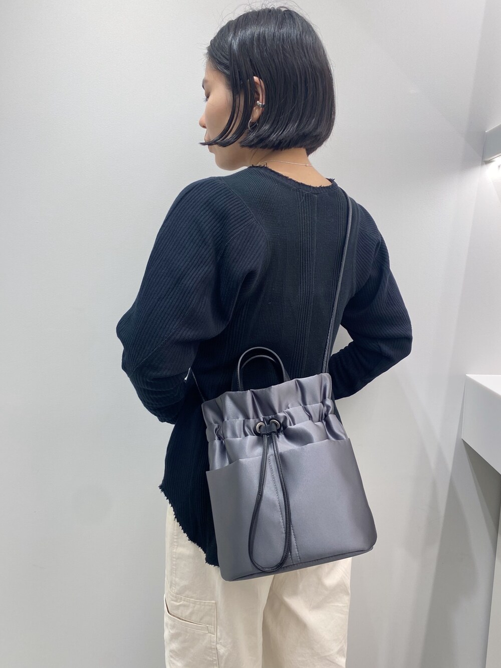 「ショルダーバッグ、２ＷＡＹ、2WAYﾊﾞｯｸﾞ、2WAYショルダーバッグ、シンプルスタイル、シンプルコーデ、ヒロコハヤシ、HIROKO HAYASHI、HIROKOHAYASHI」｜「HIROKO HAYASHIのLUINI SATINE（ルイーニ サティーネ）ショルダーバッグ（ショルダーバッグ、グレー系）」を使った、um_hhさん（レディース・161cm）の冬コーディネートの2枚目の写真