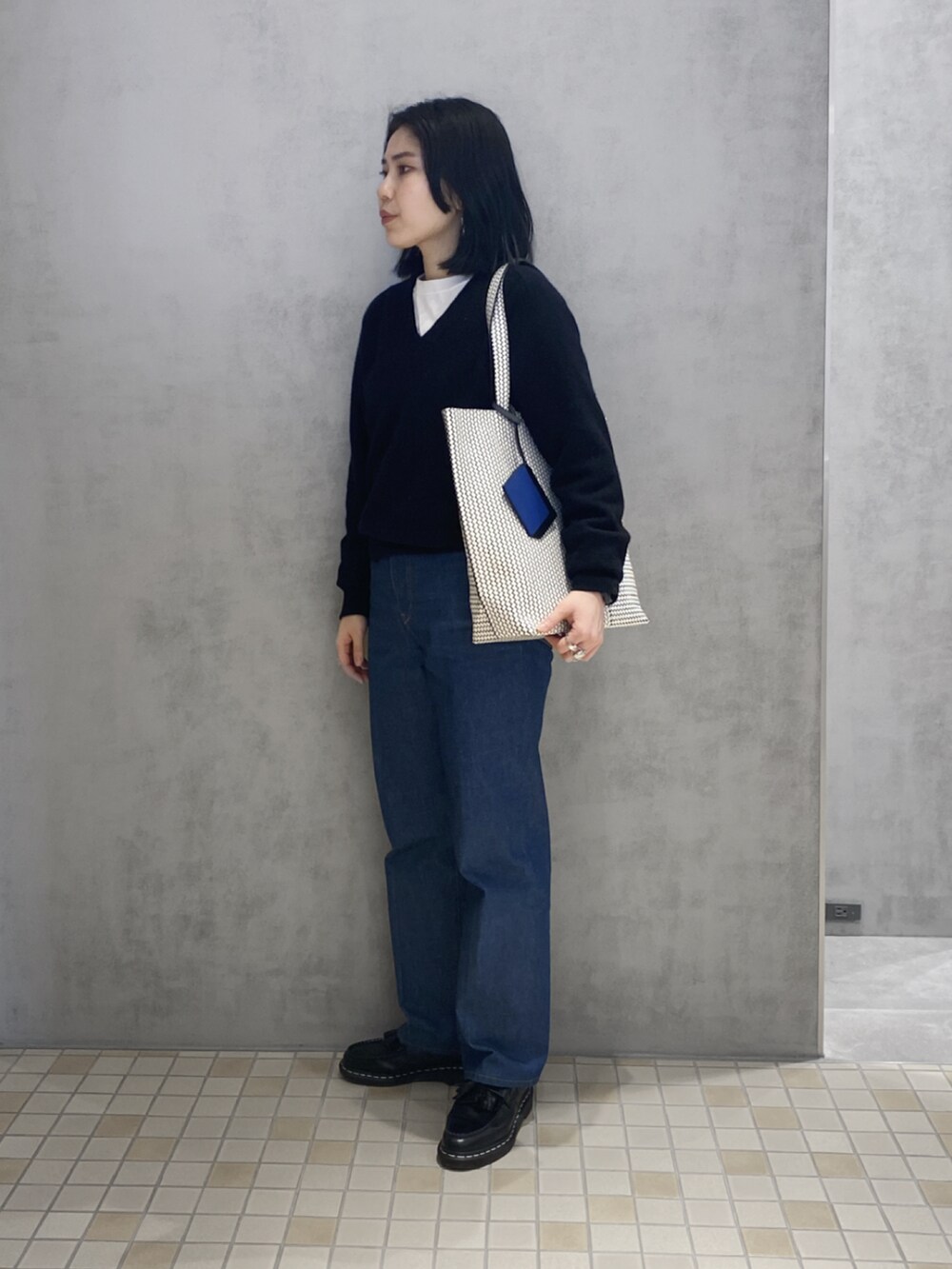 「ヒロコハヤシ、HIROKO HAYASHI、HIROKOHAYASHI、レザートートバッグ、パスケース、デニムパンツ、ローファー、パンツスタイル、カジュアルコーデ、トートバッグ」｜「HIROKO HAYASHIのFABRO（ファブロ）指輪（リング、シルバー系）」を使った、um_hhさん（レディース・161cm）の春コーディネートの3枚目の写真