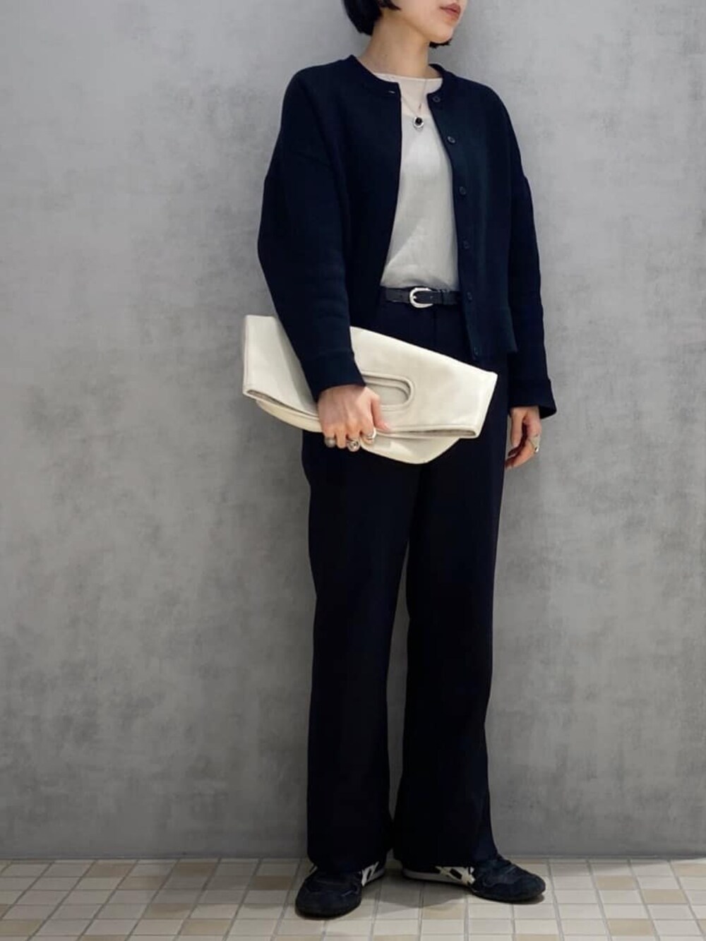 「ヒロコハヤシ、HIROKO HAYASHI、HIROKOHAYASHI、秋コーデ、モノトーン、シアートップス、パンツスタイル、カジュアルコーデ」｜「HIROKO HAYASHIのUNITO(ウニート) ハンドバッグ（ハンドバッグ、ホワイト系）」を使った、um_hhさん（レディース・161cm）の秋コーディネートの2枚目の写真