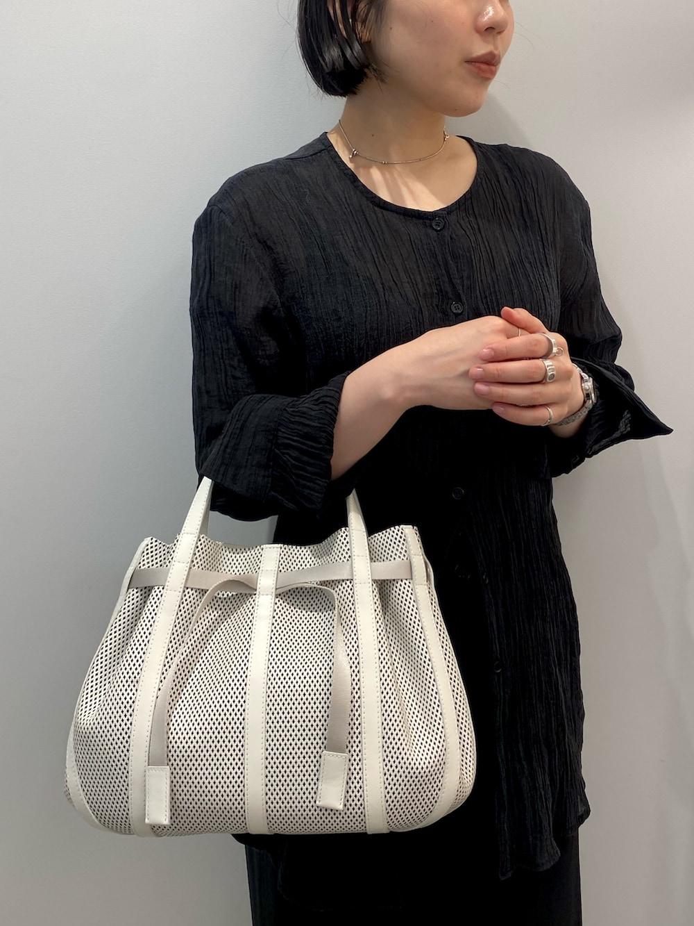 「春夏コーデ、パンツコーデ、ヒロコハヤシ、HIROKO HAYASHI、HIROKOHAYASHI、レザーバッグ、レザーバッグコーデ、ハンドバッグ、ホワイトバッグ、シンプルコーデ、シンプルコーディネート」｜「HIROKO HAYASHIのPANIER（パニエ） ハンドバッグ（ハンドバッグ、ホワイト系）」を使った、um_hhさん（レディース・161cm）の夏コーディネートの6枚目の写真