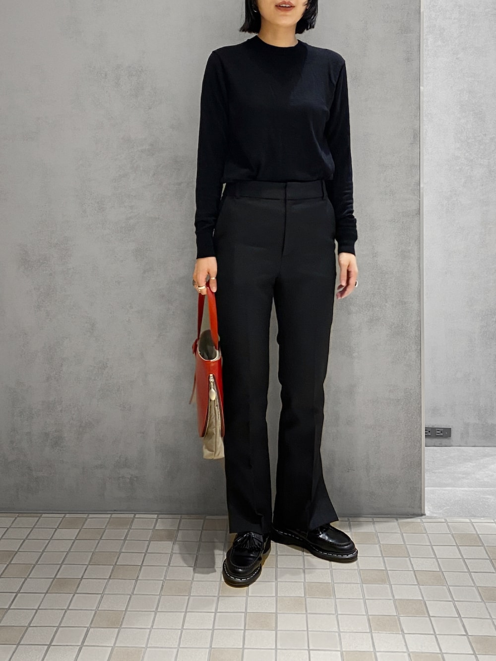 「ヒロコハヤシ、HIROKO HAYASHI、HIROKOHAYASHI、シンプルコーデ、ローファー、レンガ色、ハンドバッグ、レザーバッグ」｜「HIROKO HAYASHIのGRIFONE(グリフォーネ)ワンハンドルバッグ（ハンドバッグ、レッド系）」を使った、um_hhさん（レディース・161cm）の秋コーディネートの2枚目の写真