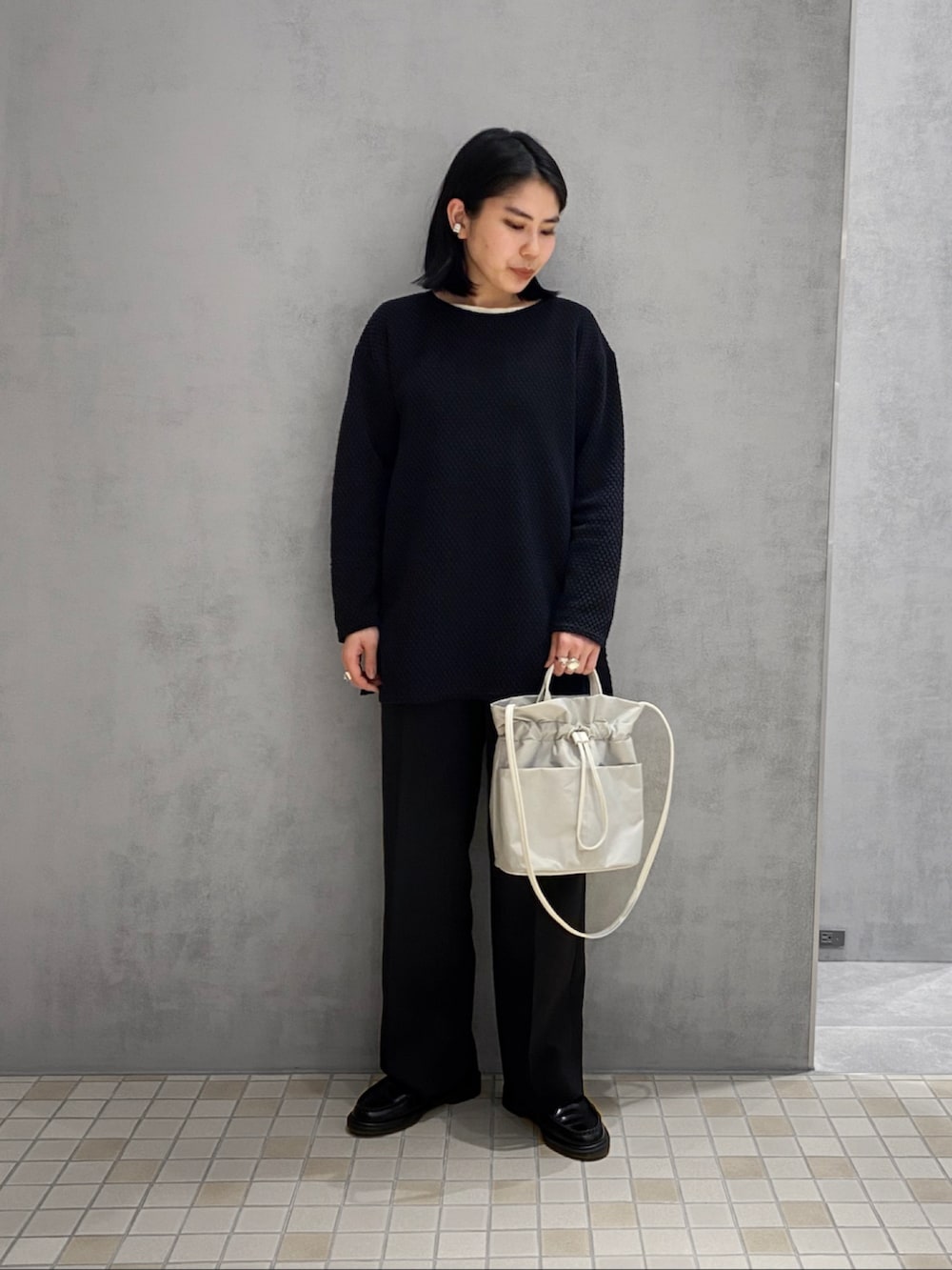 「HIROKO HAYASHI、ヒロコハヤシ、HIROKOHAYASHI、ショルダーバッグ、2WAYﾊﾞｯｸﾞ、カジュアルコーデ、ブラックコーデ、ローファー」｜「HIROKO HAYASHIのFABRO（ファブロ）リングイヤーカフ（イヤリング、シルバー系）」を使った、um_hhさん（レディース・161cm）の春コーディネートの3枚目の写真