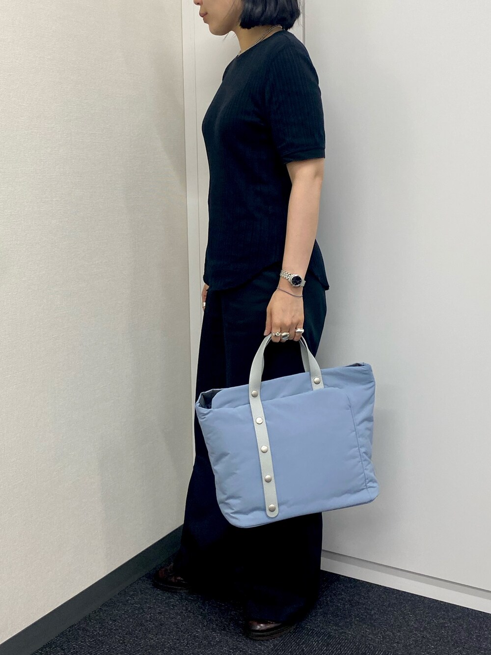 「ヒロコハヤシ、HIROKO HAYASHI、HIROKOHAYASHI、トートバッグ、カジュアルコーデ、シンプルコーデ」｜「HIROKO HAYASHIのMOSCOVA CELESTE（モスコーバ チェレステ）横型トートバッグ（トートバッグ、ブルー系）」を使った、um_hhさん（レディース・161cm）の夏コーディネートの2枚目の写真