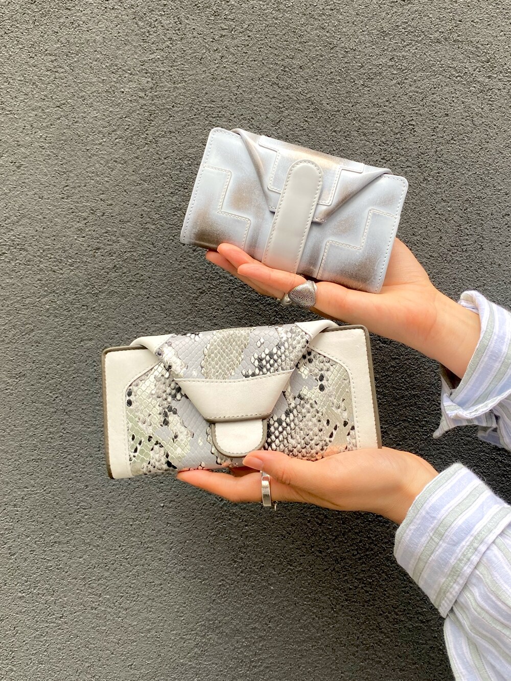 「ヒロコハヤシ、HIROKO HAYASHI、HIROKOHAYASHI、お財布、長財布ミニ、マルチ財布、ミニモ、レザー小物、ストライプシャツ、シンプルコーデ、シャツスタイル」｜「HIROKO HAYASHIのGOTICA（ゴティカ）長財布ミニ（財布、シルバー系）」を使った、um_hhさん（レディース・161cm）の夏コーディネートの4枚目の写真