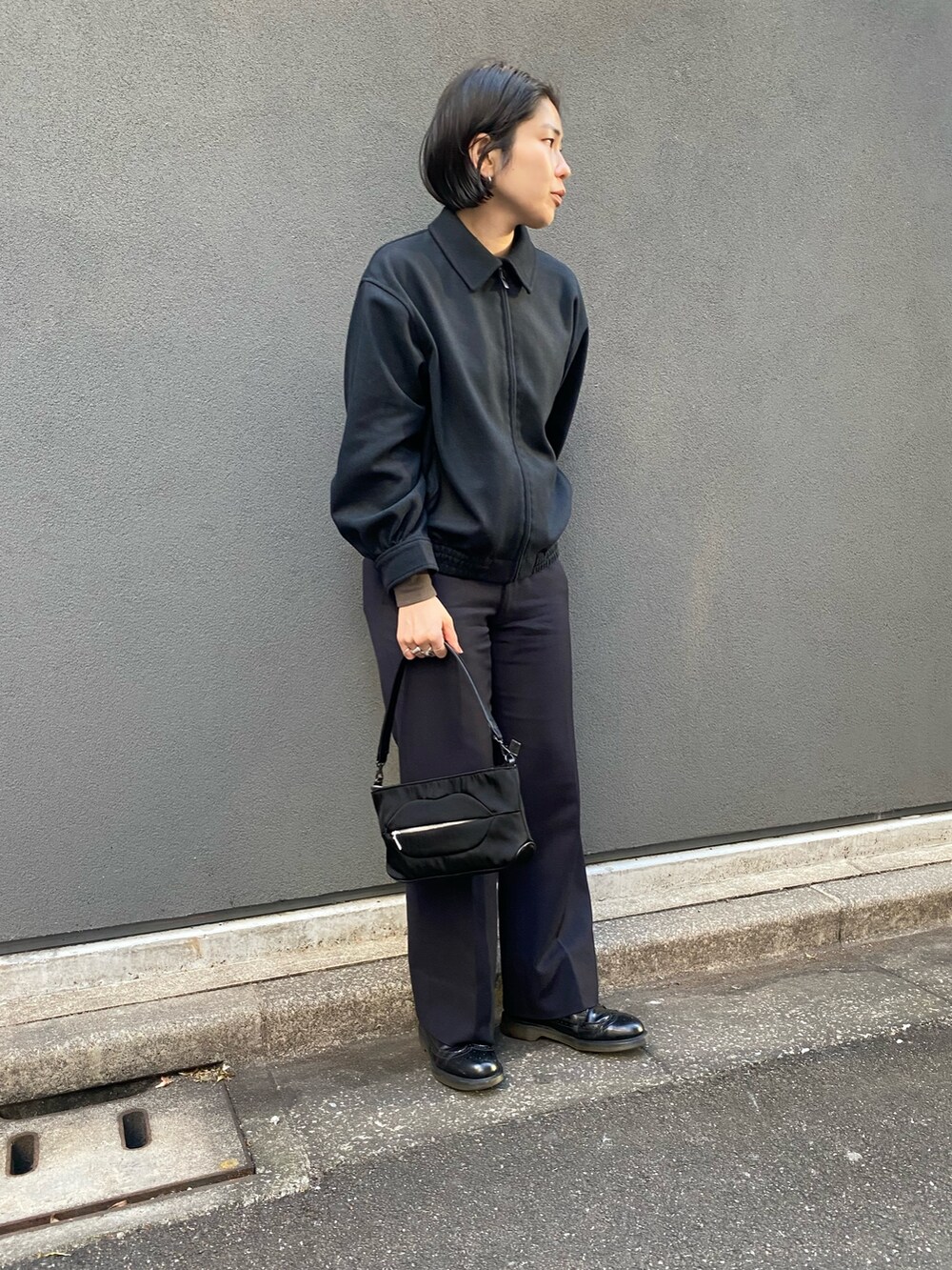 「ヒロコハヤシ、HIROKO HAYASHI、HIROKOHAYASHI、シンプルスタイル、秋冬コーデ、モノトーンコーデ、オトナカジュアル、ハンドバッグ、メンズライク」｜「HIROKO HAYASHIのDALIDA(ダリダ)ポーチバッグ（ハンドバッグ、ブラック系）」を使った、um_hhさん（レディース・161cm）の冬コーディネートの2枚目の写真