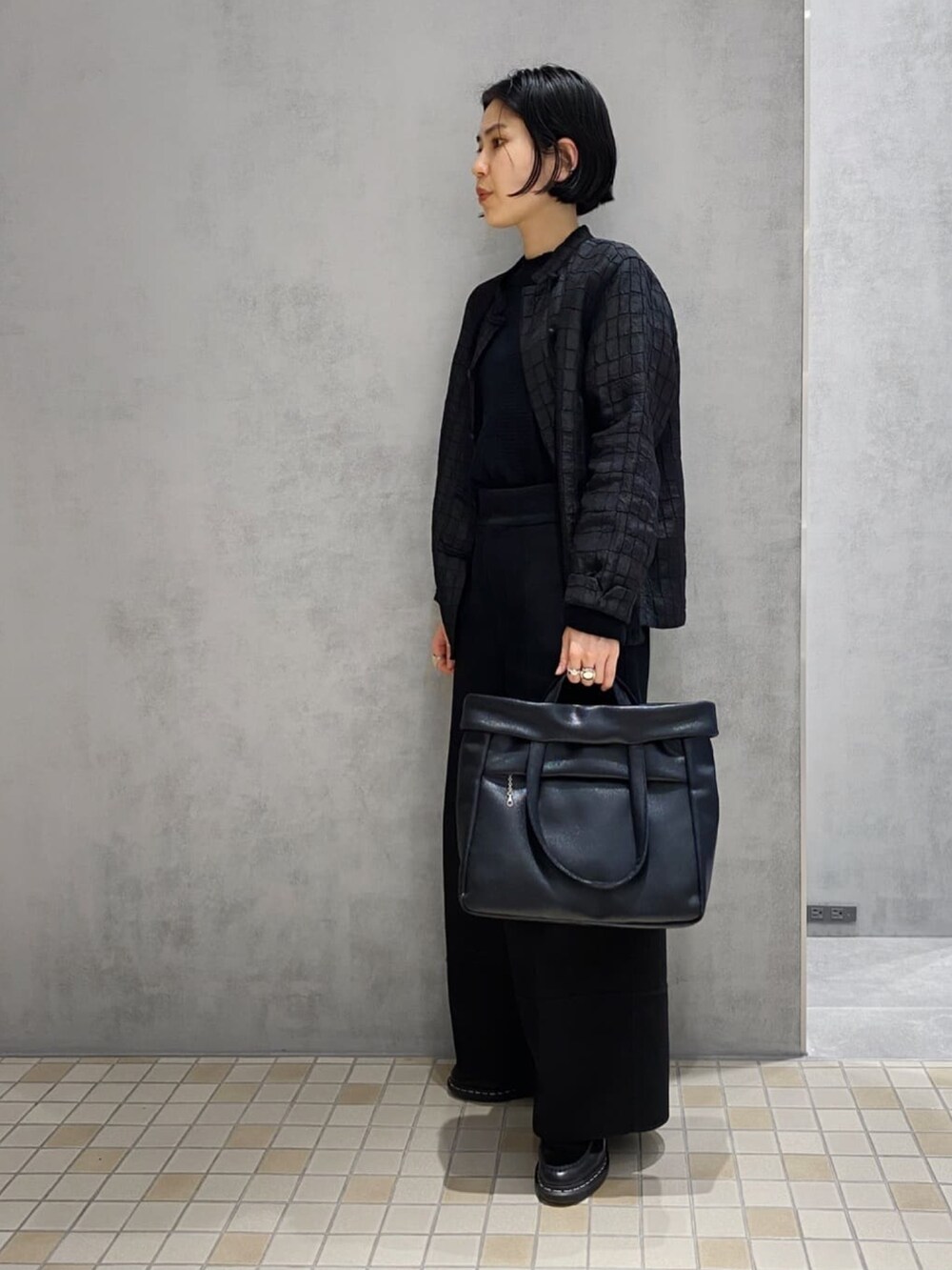 「ヒロコハヤシ、HIROKO HAYASHI、HIROKOHAYASHI、トートバッグ、2WAYﾊﾞｯｸﾞ、ハンドバッグ、ブラックコーデ、秋コーデ、パンツスタイル」｜「HIROKO HAYASHIのMAMELI（マメリ）2wayトートバッグ（トートバッグ、ブラック系）」を使った、um_hhさん（レディース・161cm）の秋コーディネートの3枚目の写真
