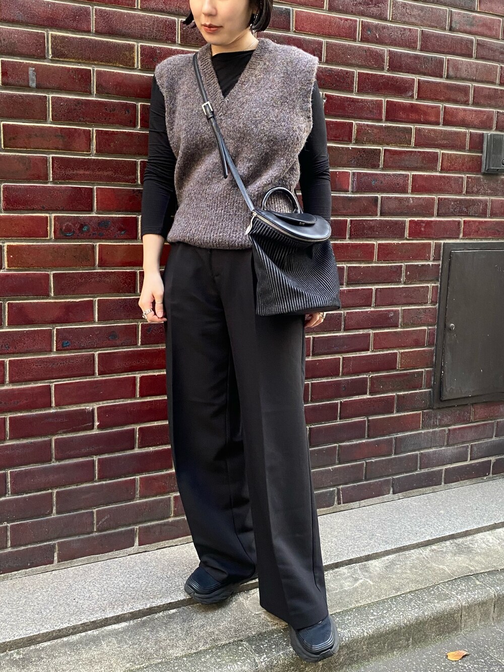 「ヒロコハヤシ、HIROKO HAYASHI、HIROKOHAYASHI、ショルダーバッグ、ベスト、オトナカジュアル、お出かけコーデ」｜「HIROKO HAYASHIのASTRATTO（アストラット）ショルダーバッグ（ショルダーバッグ、グレー系）」を使った、um_hhさん（レディース・161cm）の秋コーディネートの2枚目の写真
