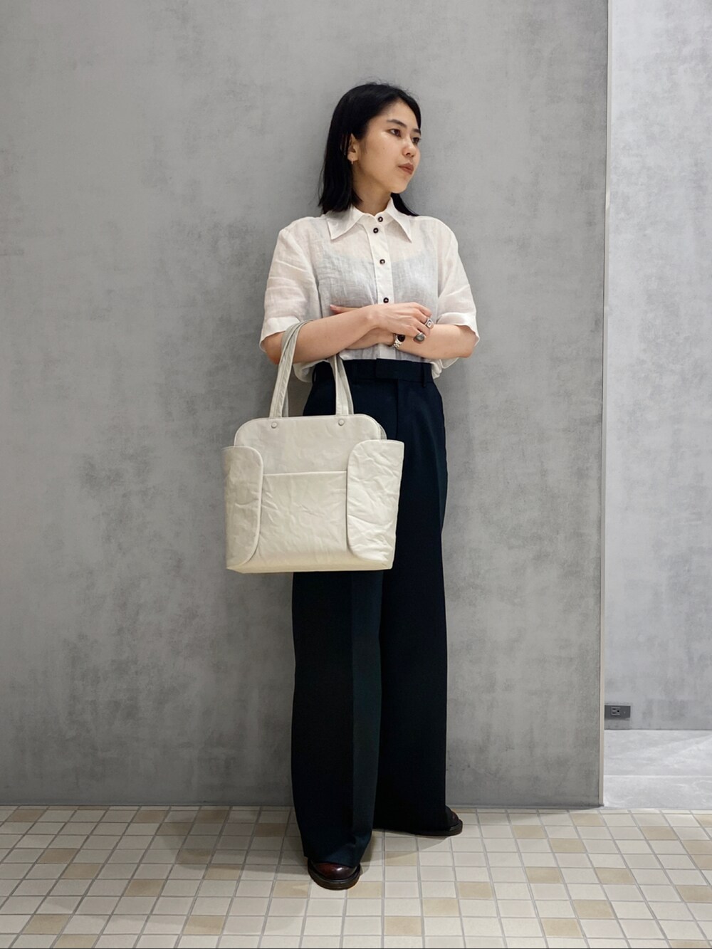 「HIROKO HAYASHI、HIROKOHAYASHI、ヒロコハヤシ、トートバッグ、A4サイズ収納可(バッグ サイズ)、シンプルコーデ、デイリーカジュアル」｜「HIROKO HAYASHIのBEFANA(ベファーナ)トートバッグ（トートバッグ、グレー系）」を使った、um_hhさん（レディース・161cm）の秋コーディネートの2枚目の写真