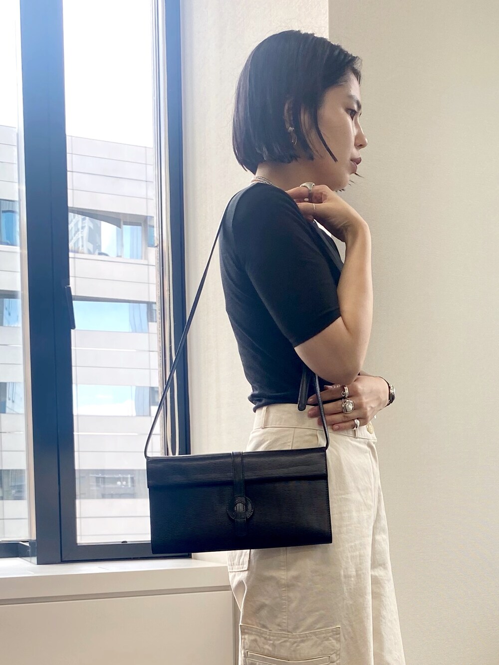 「ヒロコハヤシ、HIROKO HAYASHI、HIROKOHAYASHI、ショルダーバッグ、モノトーン、シンプルスタイル、ローファー」｜「HIROKO HAYASHIのDISCHI（ディスキ）ショルダーバッグ（ショルダーバッグ、ブラック系）」を使った、um_hhさん（レディース・161cm）の夏コーディネートの3枚目の写真
