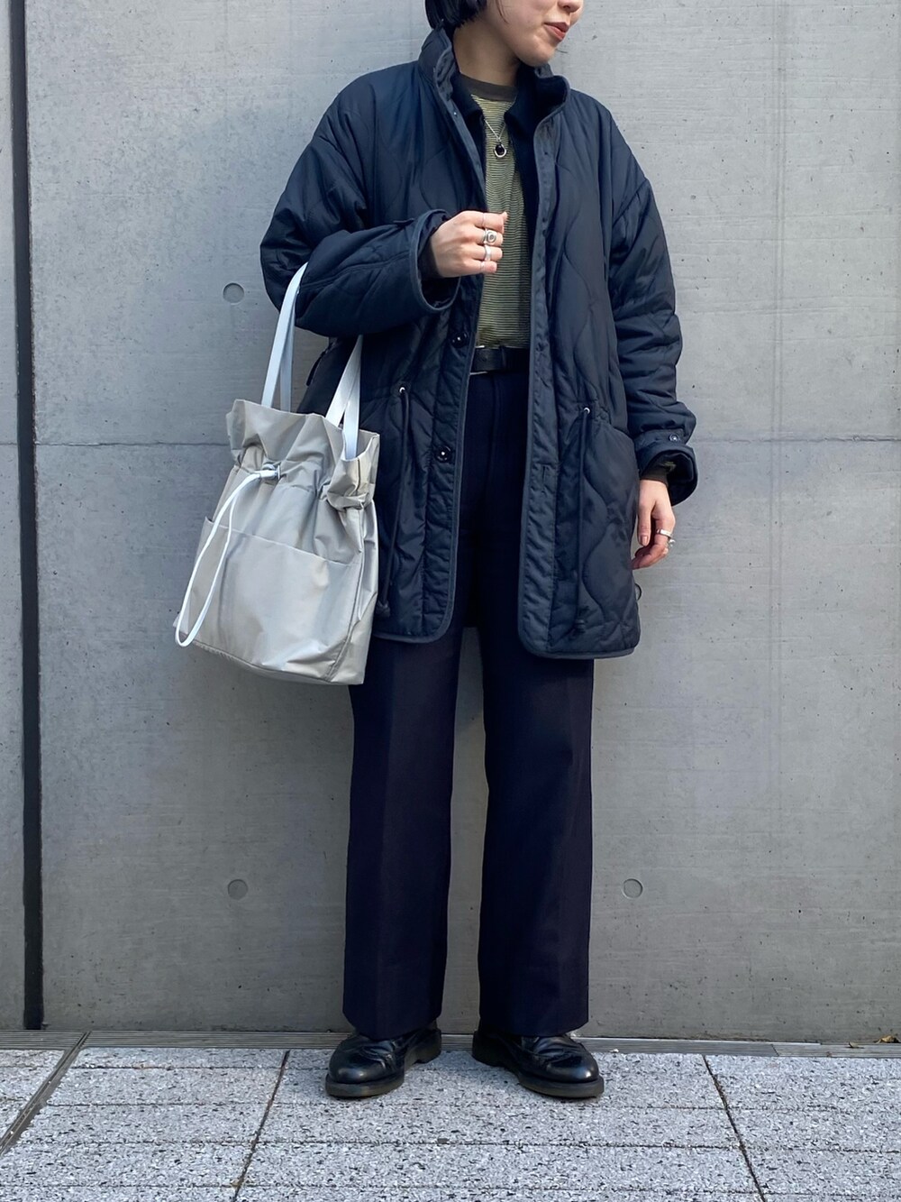 「ヒロコハヤシ、HIROKO HAYASHI、HIROKOHAYASHI、トートバッグ、ライトグリーンバッグ、大人カジュアルコーデ、シンプルスタイル、冬のコーデ、パンツスタイル」｜「HIROKO HAYASHIのLUINI（ルイーニ）トートバッグ（トートバッグ、グリーン系）」を使った、um_hhさん（レディース・161cm）の冬コーディネートの3枚目の写真