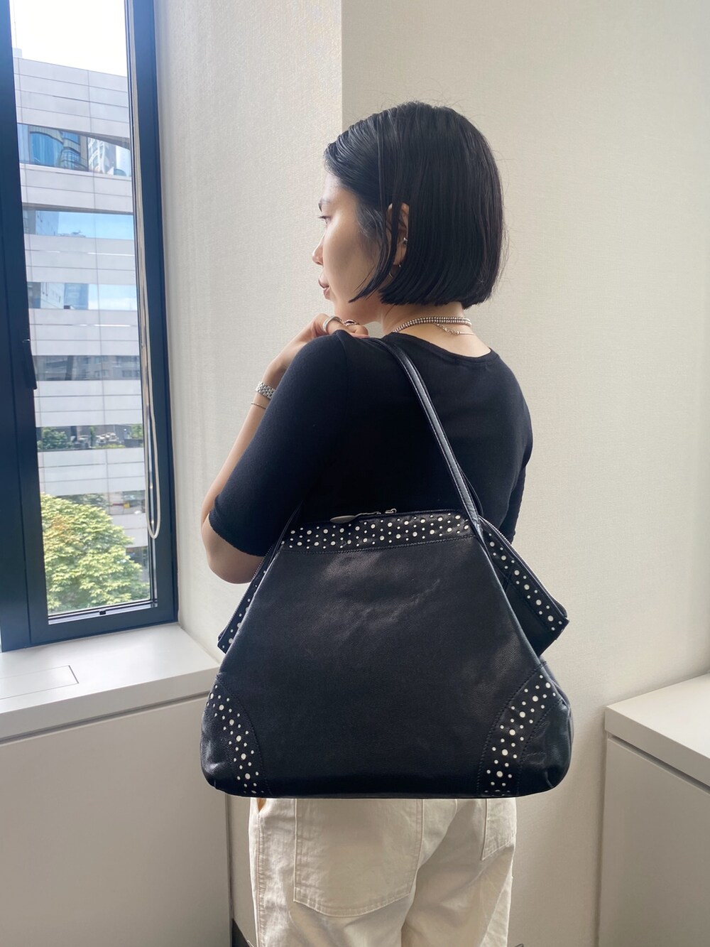 「ヒロコハヤシ、HIROKO HAYASHI、HIROKOHAYASHI、ボストンバッグ、シンプルコーデ、モノトーン、シンプルスタイル、ローファー」｜「HIROKO HAYASHIのVELENO（ヴェレーノ）ボストンバッグ（ボストンバッグ、ブルー系）」を使った、um_hhさん（レディース・161cm）の夏コーディネートの2枚目の写真