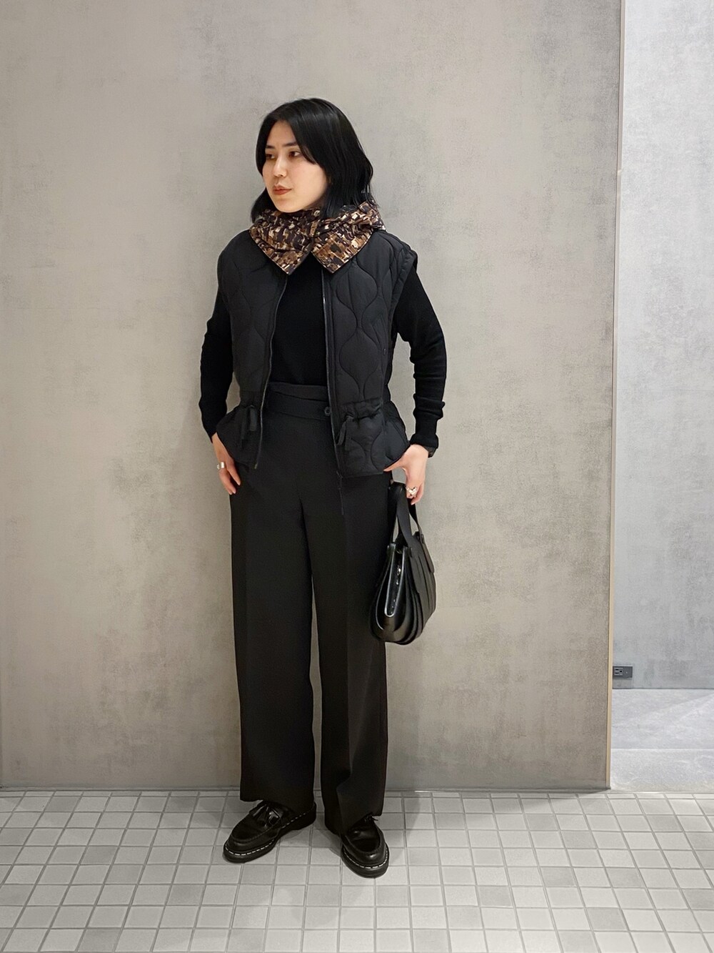 「ヒロコハヤシ、HIROKO HAYASHI、HIROKOHAYASHI、ハンドバッグ、シンプルコーデ、ネックウォーマー、ローファー、スラックスパンツ、パンツコーデ」｜「HIROKO HAYASHIのOSSO(オッソ) ハンドバッグ（ハンドバッグ、ブラック系）」を使った、um_hhさん（レディース・161cm）の冬コーディネートの3枚目の写真