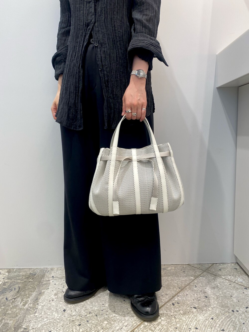 「春夏コーデ、パンツコーデ、ヒロコハヤシ、HIROKO HAYASHI、HIROKOHAYASHI、レザーバッグ、レザーバッグコーデ、ハンドバッグ、ホワイトバッグ、シンプルコーデ、シンプルコーディネート」｜「HIROKO HAYASHIのPANIER（パニエ） ハンドバッグ（ハンドバッグ、ホワイト系）」を使った、um_hhさん（レディース・161cm）の夏コーディネートの4枚目の写真