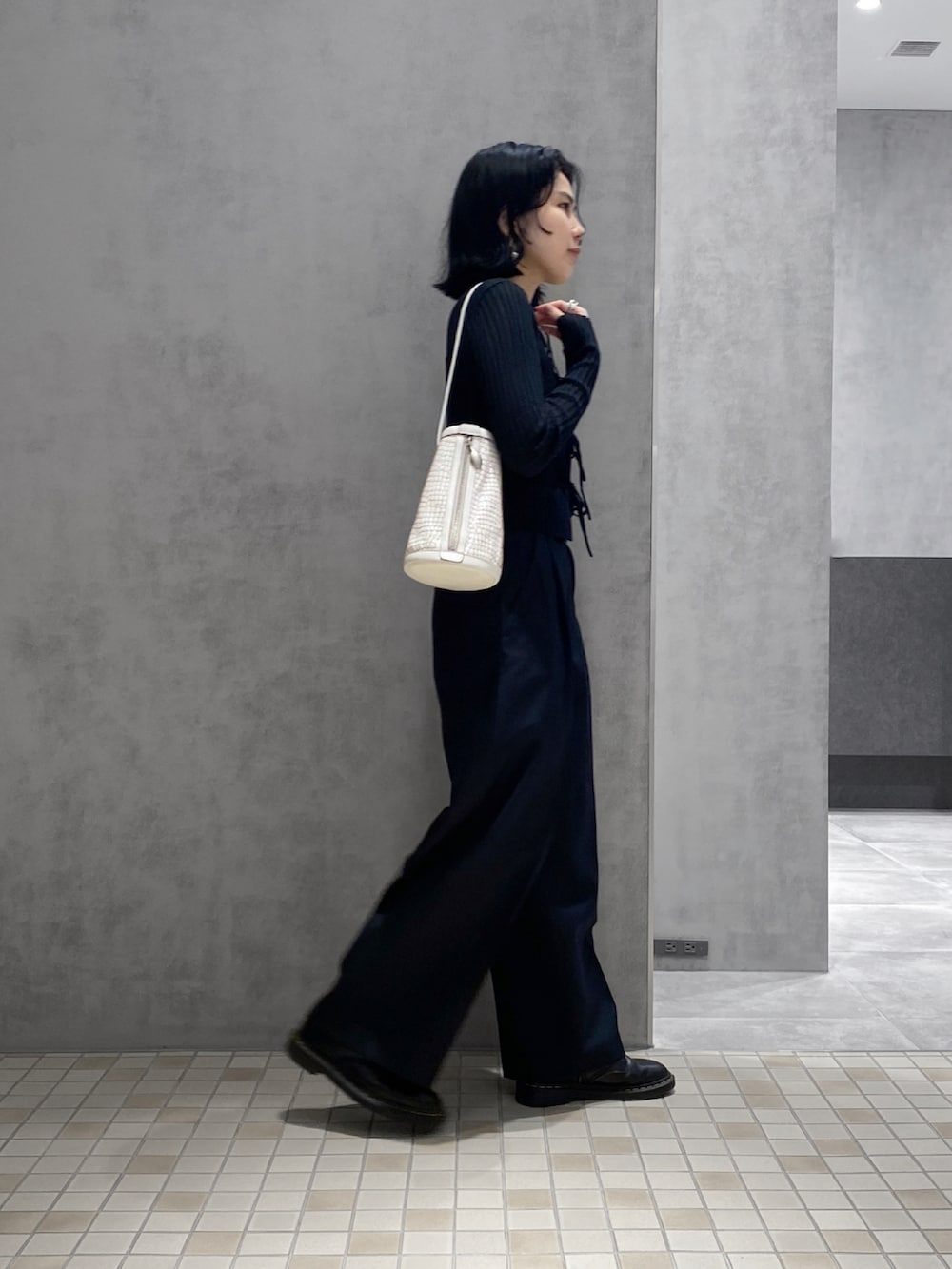 「ヒロコハヤシ、HIROKOHAYASHI、HIROKO HAYASHI、レザーバッグ、ブーツ、ブラックコーデ、シンプルコーデ、シルバーアクセサリー、ワントーンコーデ」｜「HIROKO HAYASHIのMOSAICO(モザイコ)ショルダーバッグ（ショルダーバッグ、ホワイト系）」を使った、um_hhさん（レディース・161cm）の春コーディネートの2枚目の写真