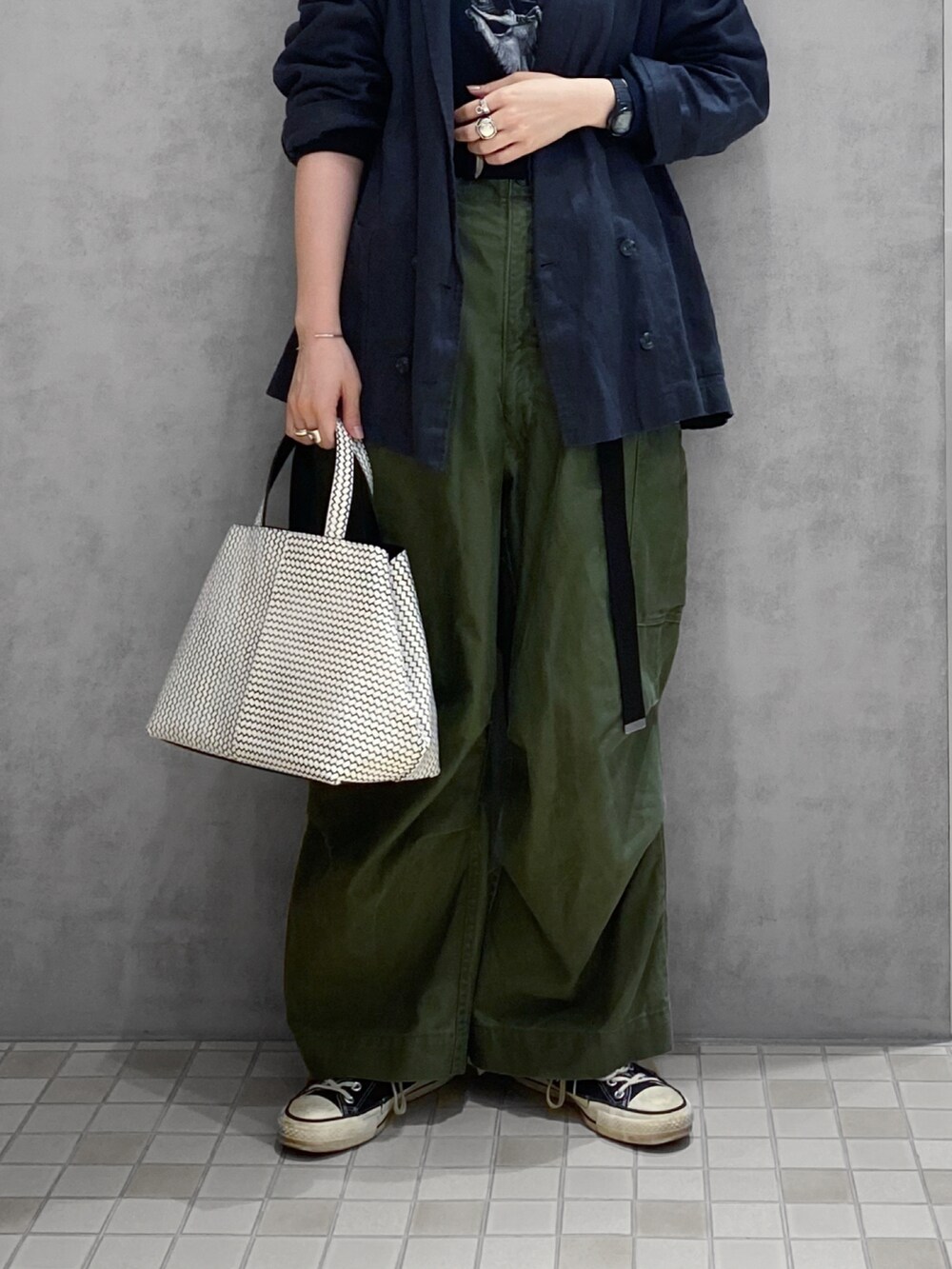 「ヒロコハヤシ、HIROKOHAYASHI、HIROKO HAYASHI、ハンドバッグ、カーゴパンツ、コンバース、カジュアルコーデ、レザーバッグ」｜「HIROKO HAYASHIのFABRO（ファブロ）指輪（リング、シルバー系）」を使った、um_hhさん（レディース・161cm）の春コーディネートの3枚目の写真