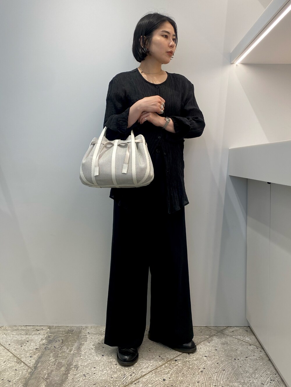 「春夏コーデ、パンツコーデ、ヒロコハヤシ、HIROKO HAYASHI、HIROKOHAYASHI、レザーバッグ、レザーバッグコーデ、ハンドバッグ、ホワイトバッグ、シンプルコーデ、シンプルコーディネート」｜「HIROKO HAYASHIのPANIER（パニエ） ハンドバッグ（ハンドバッグ、ホワイト系）」を使った、um_hhさん（レディース・161cm）の夏コーディネートの3枚目の写真