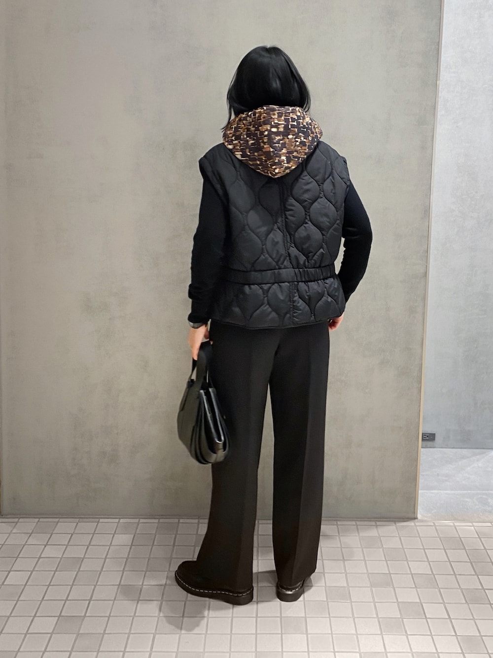 「ヒロコハヤシ、HIROKO HAYASHI、HIROKOHAYASHI、ハンドバッグ、シンプルコーデ、ネックウォーマー、ローファー、スラックスパンツ、パンツコーデ」｜「HIROKO HAYASHIのOSSO(オッソ) ハンドバッグ（ハンドバッグ、ブラック系）」を使った、um_hhさん（レディース・161cm）の冬コーディネートの2枚目の写真