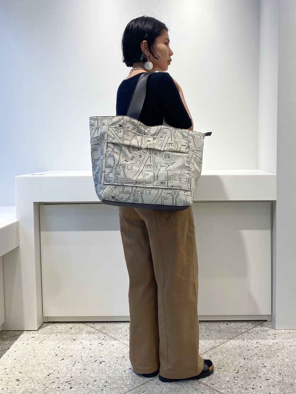 「ヒロコハヤシ、HIROKO HAYASHI、HIROKOHAYASHI、トートバッグ、トラベルバッグ、秋コーデ、パンツスタイル、大人カジュアル」｜「HIROKO HAYASHIのCOMODA（コモダ） ボストンバッグ（ボストンバッグ、ベージュ系）」を使った、um_hhさん（レディース・161cm）の秋コーディネートの4枚目の写真