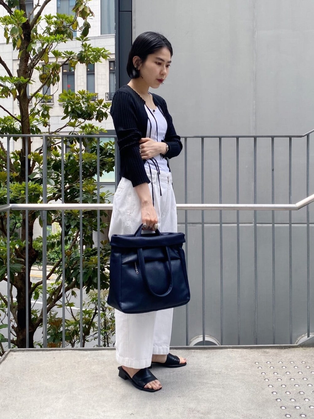 「ヒロコハヤシ、HIROKO HAYASHI、HIROKOHAYASHI、トートバッグ、ハンドバッグ、２ＷＡＹ、デニム、オトナカジュアル、パンツスタイル」｜「HIROKO HAYASHIのMAMELI（マメリ）2wayトートバッグ（トートバッグ、ブルー系）」を使った、um_hhさん（レディース・161cm）の秋コーディネートの2枚目の写真