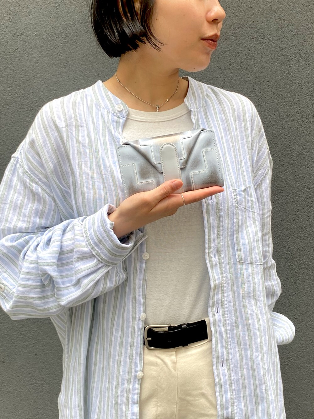 「ヒロコハヤシ、HIROKO HAYASHI、HIROKOHAYASHI、お財布、長財布ミニ、マルチ財布、ミニモ、レザー小物、ストライプシャツ、シンプルコーデ、シャツスタイル」｜「HIROKO HAYASHIのGOTICA（ゴティカ）長財布ミニ（財布、シルバー系）」を使った、um_hhさん（レディース・161cm）の夏コーディネートの3枚目の写真