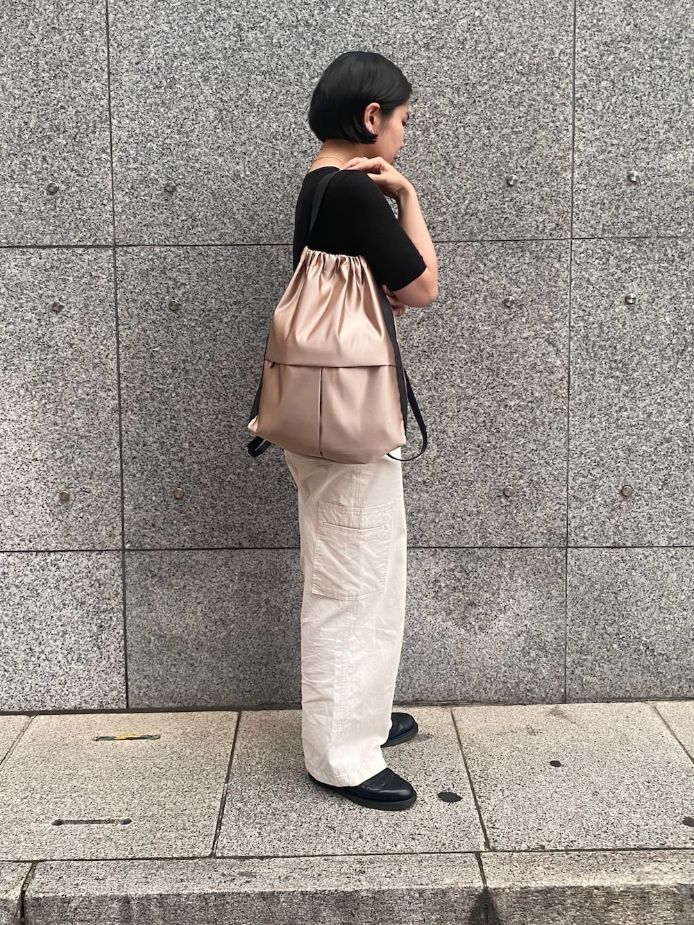 「ヒロコハヤシ、HIROKO HAYASHI、HIROKOHAYASHI、ナップサック、２ＷＡＹ、2WAYﾊﾞｯｸﾞ、2Way、シンプルコーデ、シンプルスタイル、パンツスタイル、パンツコーデ」｜「HIROKO HAYASHIのLUINI SATINE（ルイーニ サティーネ）2wayナップサック（バックパック/リュック、ベージュ系）」を使った、um_hhさん（レディース・161cm）の夏コーディネートの2枚目の写真