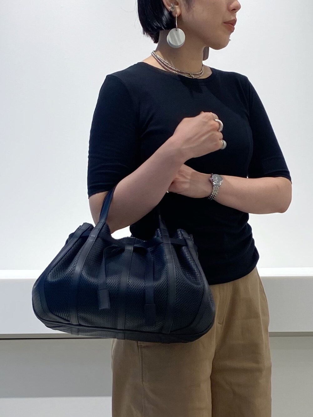 「ヒロコハヤシ、HIROKO HAYASHI、HIROKOHAYASHI、ハンドバッグ、秋コーデ、シンプルスタイル、レザーバッグ」｜「HIROKO HAYASHIのPANIER（パニエ） ハンドバッグ（ハンドバッグ、ブラック系）」を使った、um_hhさん（レディース・161cm）の秋コーディネートの3枚目の写真
