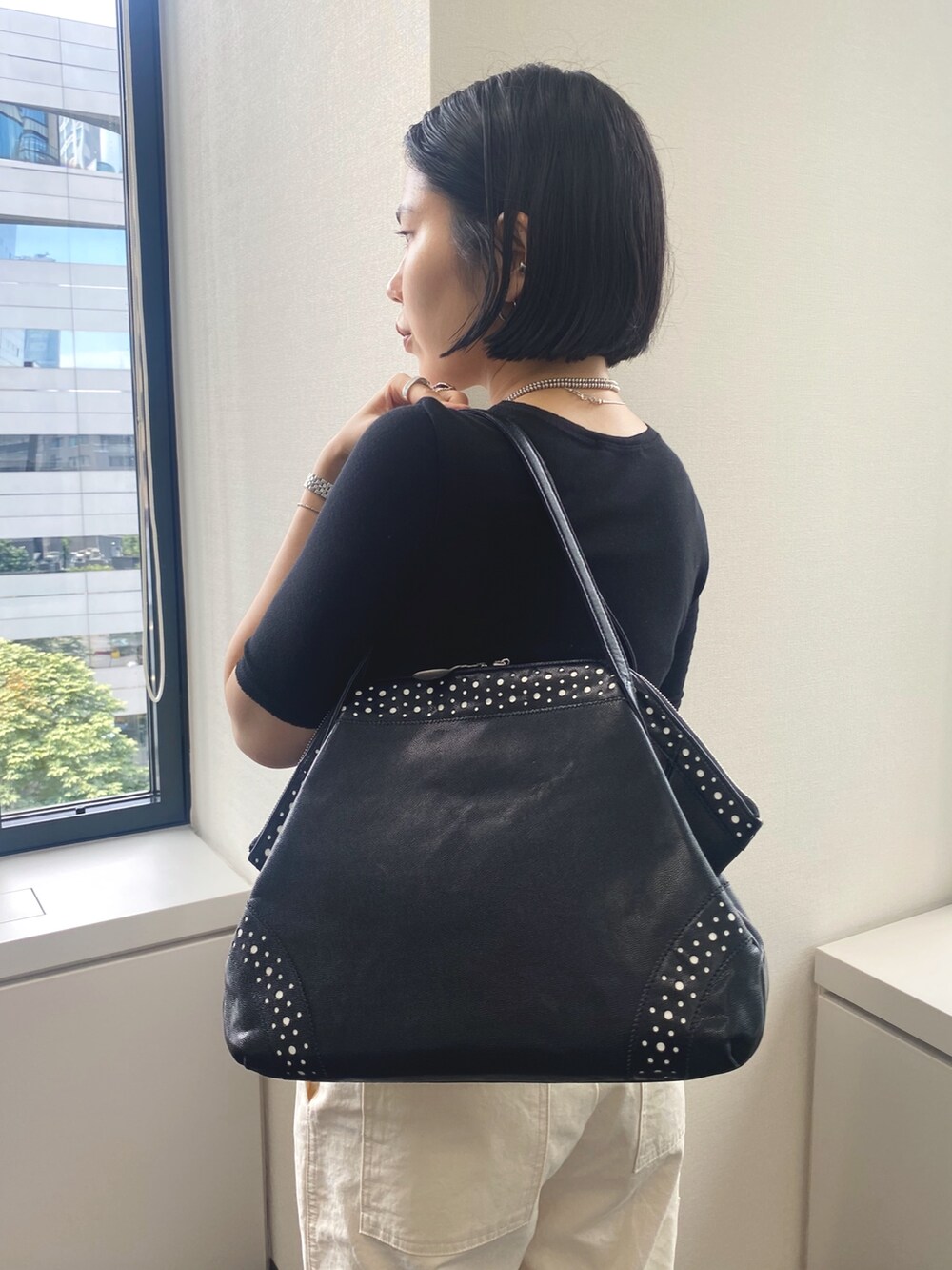 「ヒロコハヤシ、HIROKO HAYASHI、HIROKOHAYASHI、長財布ミニ、秋服準備はじめました、モノトーン、オトナカジュアル、ボストンバッグ、シンプルコーデ」｜「HIROKO HAYASHIのVELENO（ヴェレーノ）ボストンバッグ（ボストンバッグ、ブルー系）」を使った、um_hhさん（レディース・161cm）の夏コーディネートの2枚目の写真