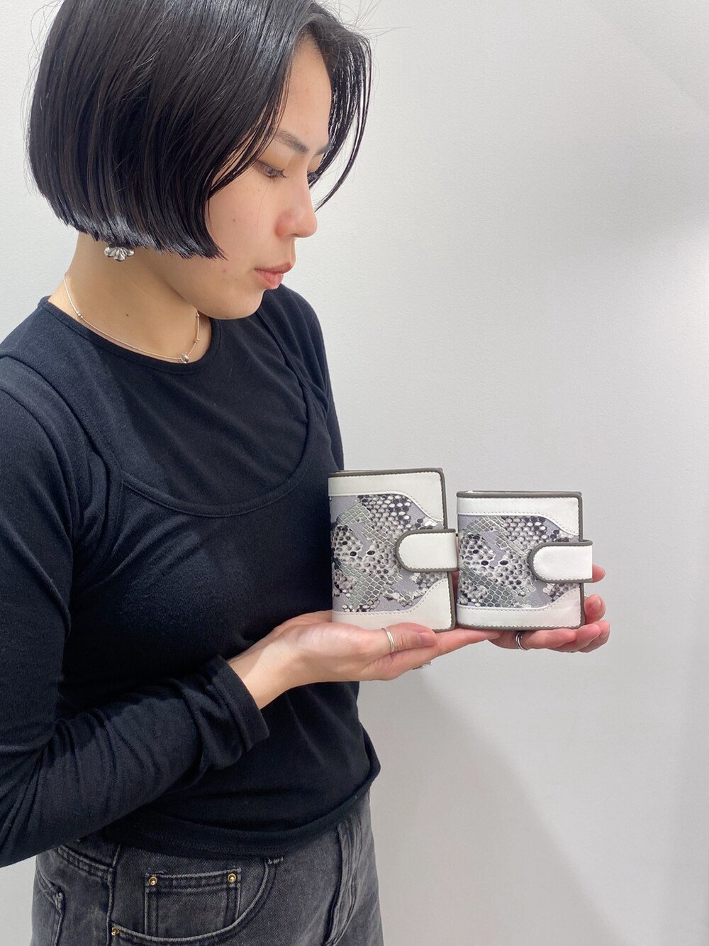 「ヒロコハヤシ、HIROKO HAYASHI、HIROKOHAYASHI、お財布、ミニ財布、ミニモ、二つ折り財布」｜「HIROKO HAYASHIのGOTICA（ゴティカ）二つ折り財布（財布、シルバー系）」を使った、um_hhさん（レディース・161cm）の冬コーディネートの2枚目の写真