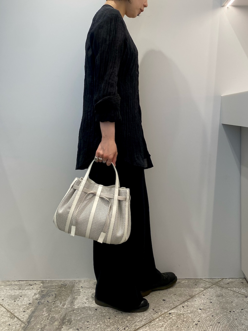 「春夏コーデ、パンツコーデ、ヒロコハヤシ、HIROKO HAYASHI、HIROKOHAYASHI、レザーバッグ、レザーバッグコーデ、ハンドバッグ、ホワイトバッグ、シンプルコーデ、シンプルコーディネート」｜「HIROKO HAYASHIのPANIER（パニエ） ハンドバッグ（ハンドバッグ、ホワイト系）」を使った、um_hhさん（レディース・161cm）の夏コーディネートの2枚目の写真