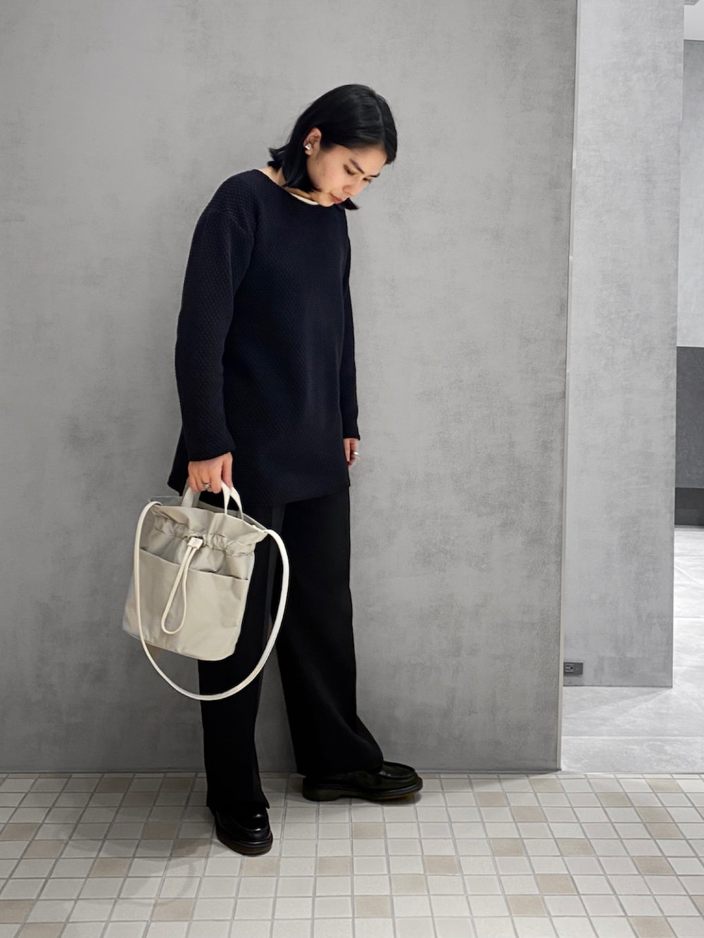 「HIROKO HAYASHI、ヒロコハヤシ、HIROKOHAYASHI、ショルダーバッグ、2WAYﾊﾞｯｸﾞ、カジュアルコーデ、ブラックコーデ、ローファー」｜「HIROKO HAYASHIのFABRO（ファブロ）リングイヤーカフ（イヤリング、シルバー系）」を使った、um_hhさん（レディース・161cm）の春コーディネートの4枚目の写真