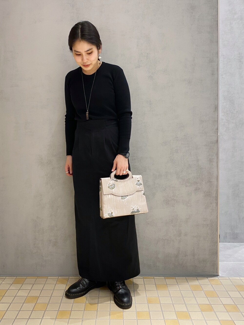 「レザーバッグ、ハンドバッグ、ロングスカート、シルバーアクセサリー、ブーツ、ヒロコハヤシ、HIROKO HAYASHI、HIROKOHAYASHI」｜「HIROKO HAYASHIのLA SCALA（スカラ）ハンドバッグ（ハンドバッグ、ピンク系）」を使った、um_hhさん（レディース・161cm）の秋コーディネートの2枚目の写真