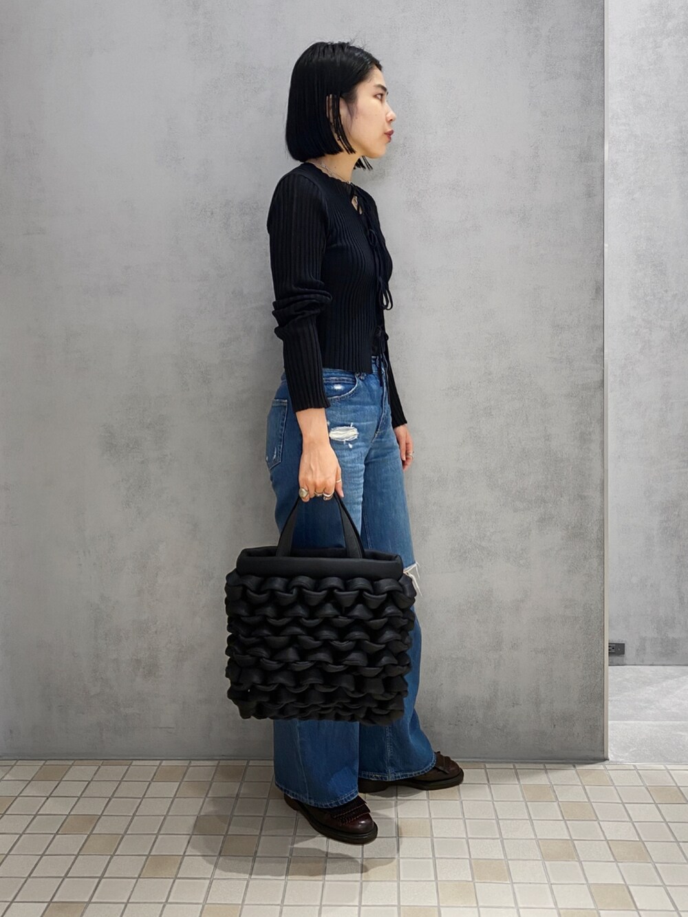「ヒロコハヤシ、HIROKO HAYASHI、HIROKOHAYASHI、手編み、デニム、秋服、ハンドバッグ、カジュアルコーデ、デニムパンツ」｜「HIROKO HAYASHIのIL NIDO（イル ニード）ハンドバッグ（ハンドバッグ、ブラック系）」を使った、um_hhさん（レディース・161cm）の秋コーディネートの2枚目の写真
