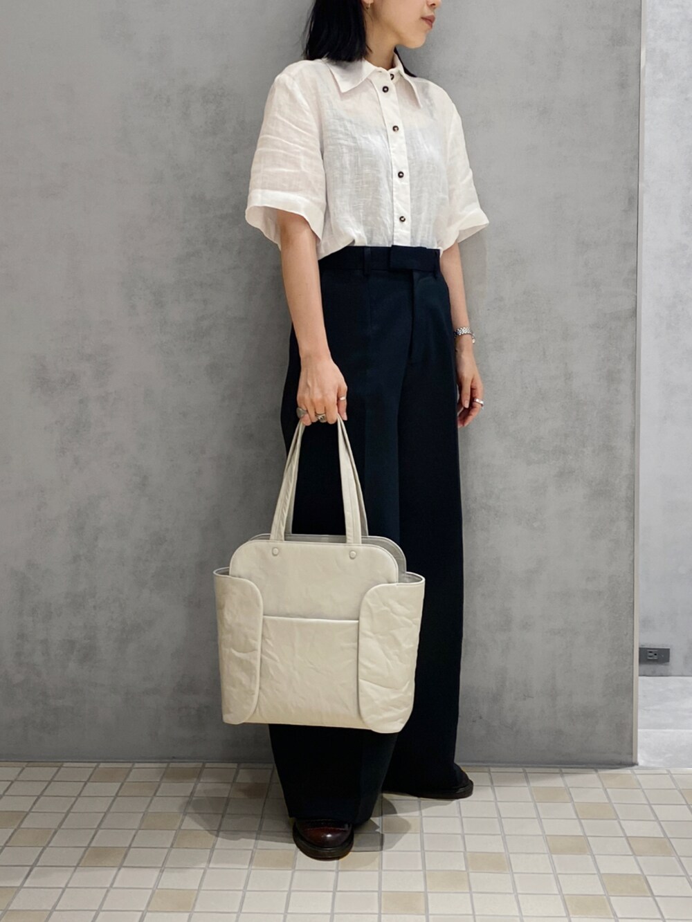 「HIROKO HAYASHI、HIROKOHAYASHI、ヒロコハヤシ、トートバッグ、A4サイズ収納可(バッグ サイズ)、シンプルコーデ、デイリーカジュアル」｜「HIROKO HAYASHIのBEFANA(ベファーナ)トートバッグ（トートバッグ、グレー系）」を使った、um_hhさん（レディース・161cm）の秋コーディネートの3枚目の写真