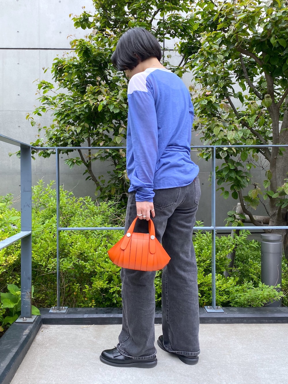 「ヒロコハヤシ、HIROKO HAYASHI、HIROKOHAYASHI、カジュアル、カジュアルコーデ、カジュアルスタイル、2way、2WAYﾊﾞｯｸﾞ、2waybag、シアートップス、お出かけコーデ、デニム」｜「HIROKO HAYASHIのOSSO VIVO（オッソ ヴィーヴォ）2wayバッグ（ハンドバッグ、オレンジ系）」を使った、um_hhさん（レディース・161cm）の夏コーディネートの4枚目の写真