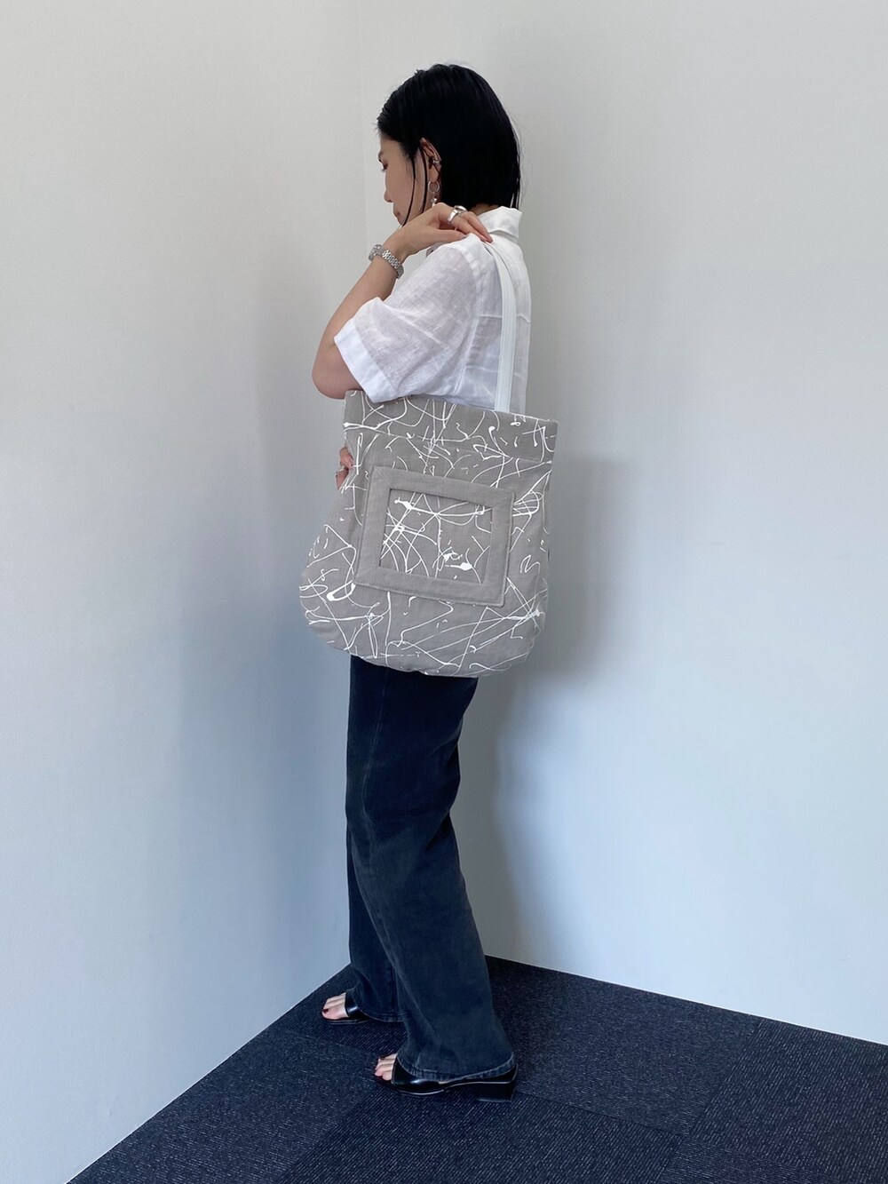 「ヒロコハヤシ、HIROKO HAYASHI、HIROKOHAYASHI、トートバッグ、麻バッグ、夏コーデ、爽やかコーデ、デニム」｜「HIROKO HAYASHIのVERNICE（ベルニーチェ）トートバッグ（トートバッグ、ベージュ系）」を使った、um_hhさん（レディース・161cm）の夏コーディネートの2枚目の写真