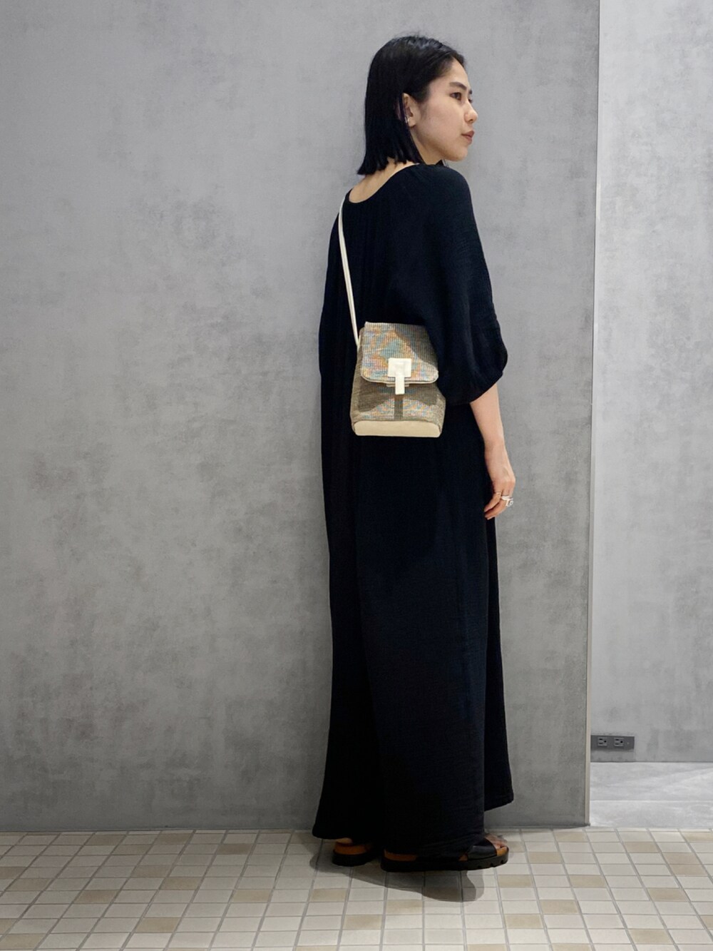 「ヒロコハヤシ、HIROKOHAYASHI、HIROKO HAYASHI、ショルターバッグ、ワンピース、シンプルコーデ、夏コーデ、シルバー、シルバーアクセサリー」｜「HIROKO HAYASHIのFILATO(フィラート)ショルダーバッグ（ショルダーバッグ、ベージュ系）」を使った、um_hhさん（レディース・161cm）の夏コーディネートの2枚目の写真