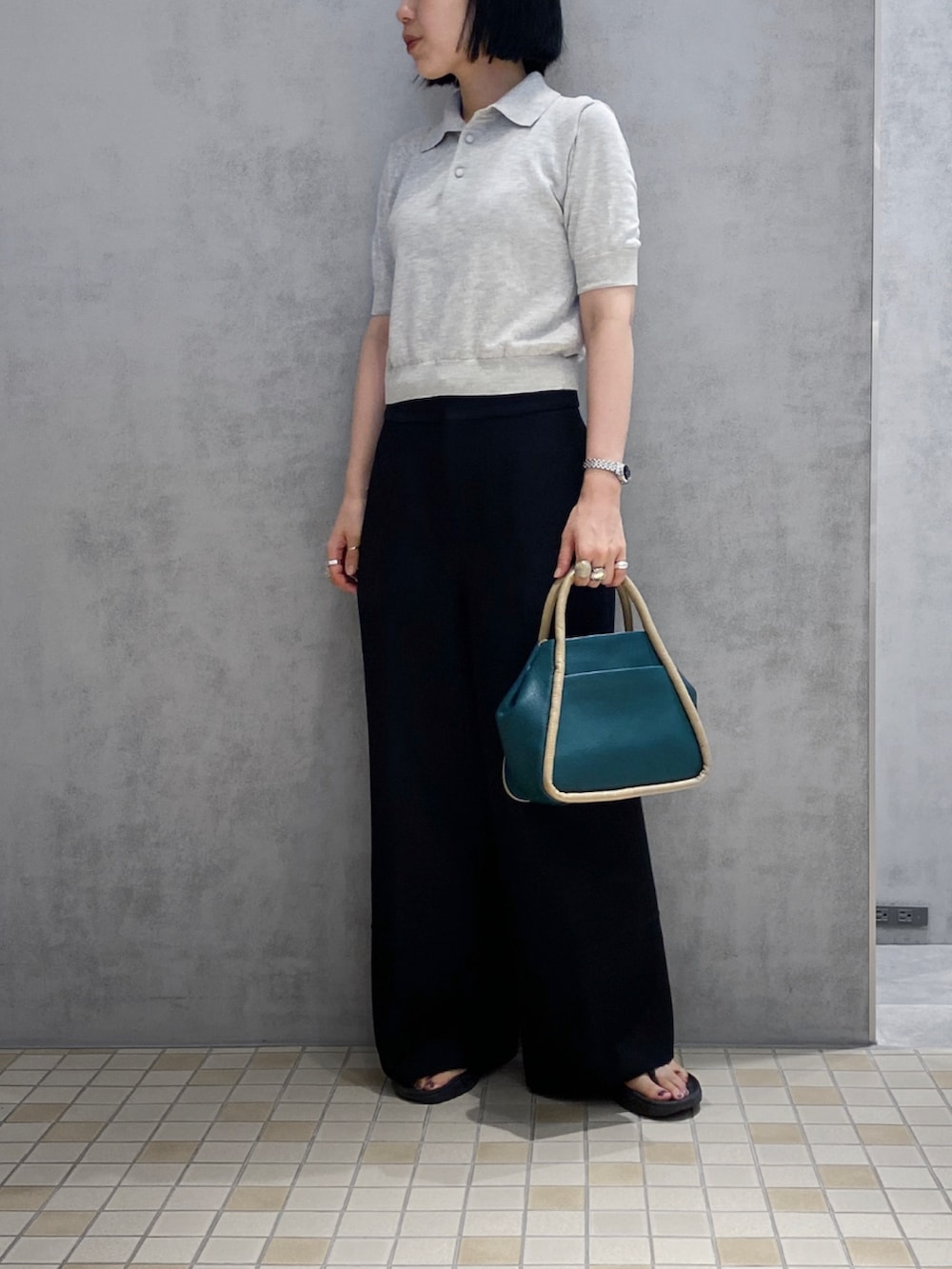「ヒロコハヤシ、HIROKO HAYASHI、HIROKOHAYASHI、ショルダーバッグ、オトナカジュアル、シンプルコーデ、2WAYﾊﾞｯｸﾞ」｜「HIROKO HAYASHIのTERZO（テルツォ）2wayショルダーバッグ（ショルダーバッグ、グレー系）」を使った、um_hhさん（レディース・161cm）の秋コーディネートの2枚目の写真