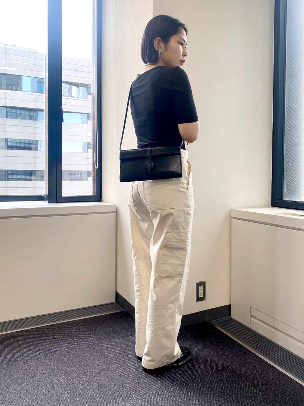 「ヒロコハヤシ、HIROKO HAYASHI、HIROKOHAYASHI、ショルダーバッグ、モノトーン、シンプルスタイル、ローファー」｜「HIROKO HAYASHIのDISCHI（ディスキ）ショルダーバッグ（ショルダーバッグ、ブラック系）」を使った、um_hhさん（レディース・161cm）の夏コーディネートの2枚目の写真