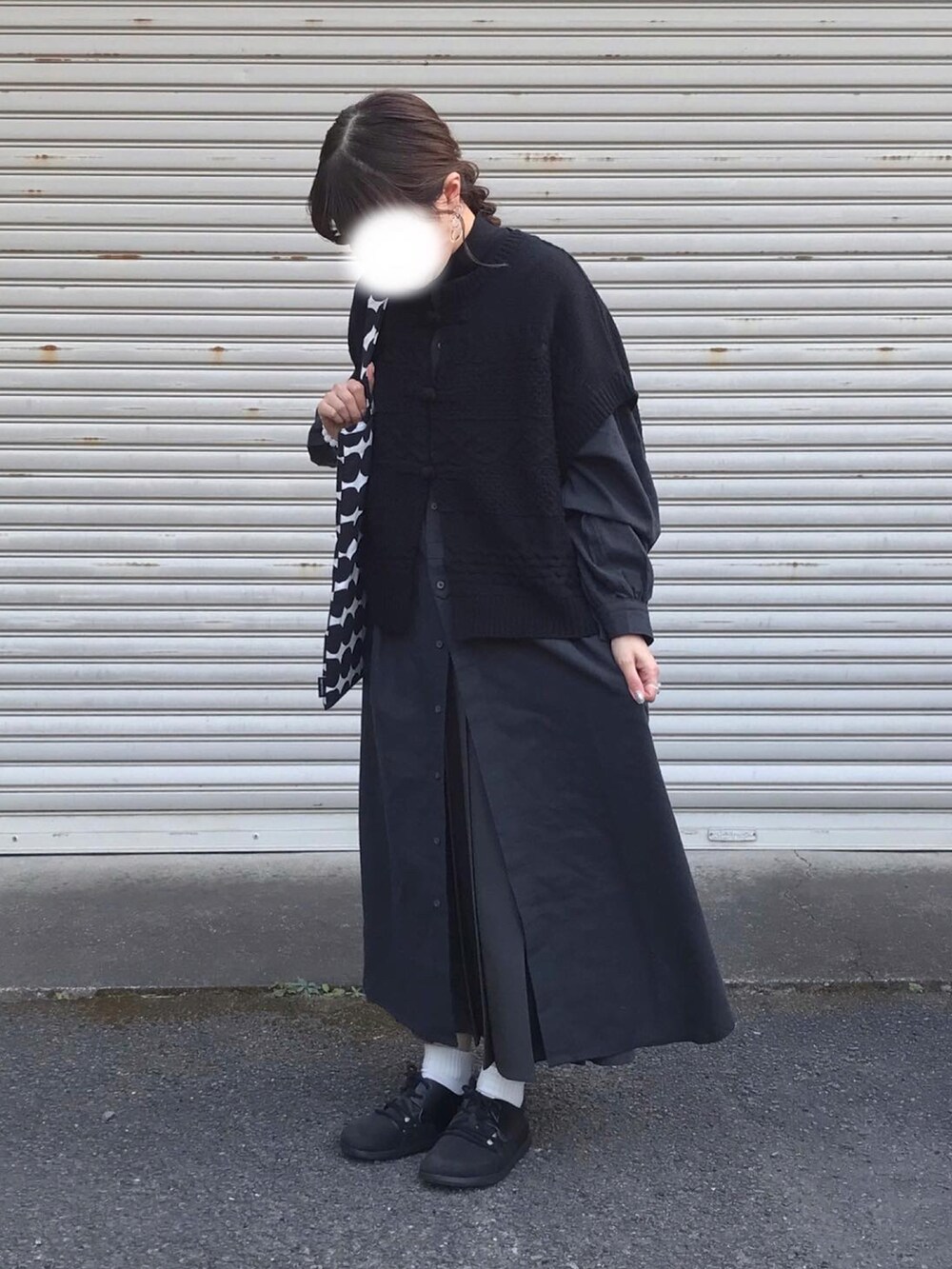 ブラック系のカーディガン/ボレロ、ブラック系のシャツワンピース、ブラック系のその他シューズを着用したレディースの冬コーディネートの3枚目の写真