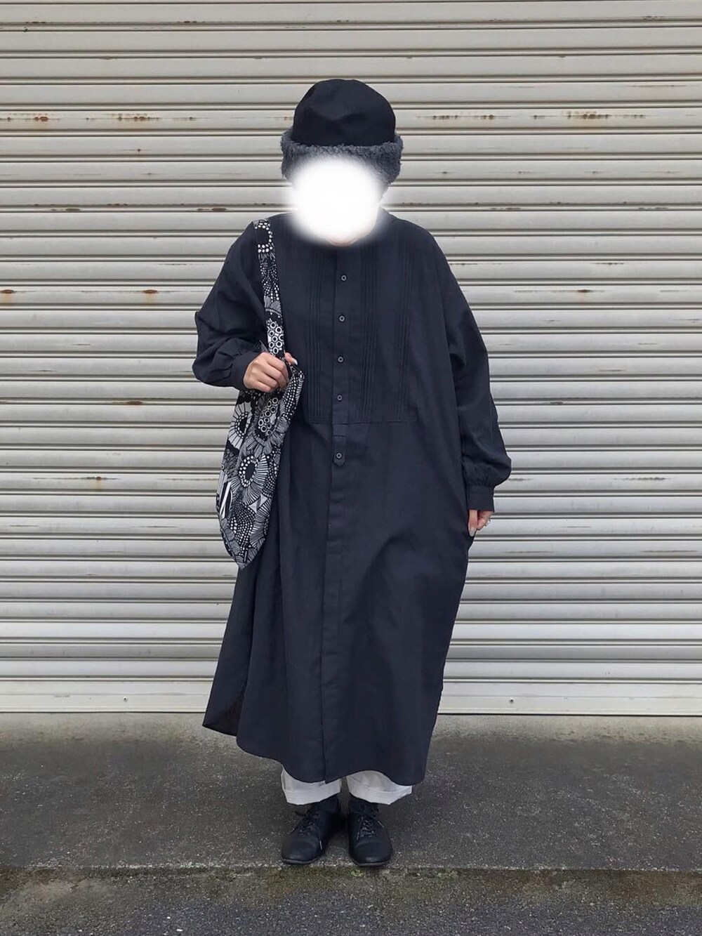 ブラック系のバッグ、ブラック系のシャツワンピース、ブラック系のローファーを着用したレディースの冬コーディネートの2枚目の写真