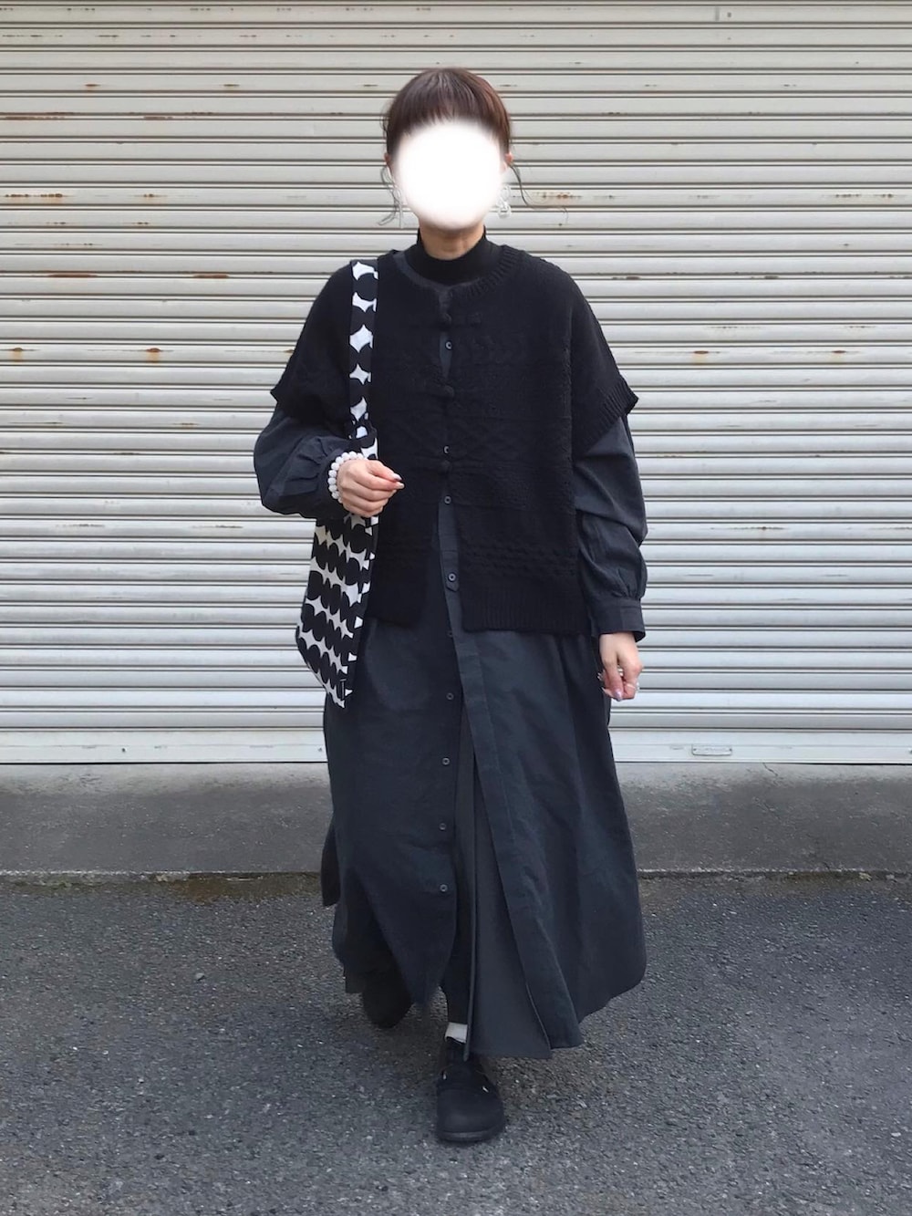 ブラック系のカーディガン/ボレロ、ブラック系のシャツワンピース、ブラック系のその他シューズを着用したレディースの冬コーディネートの2枚目の写真